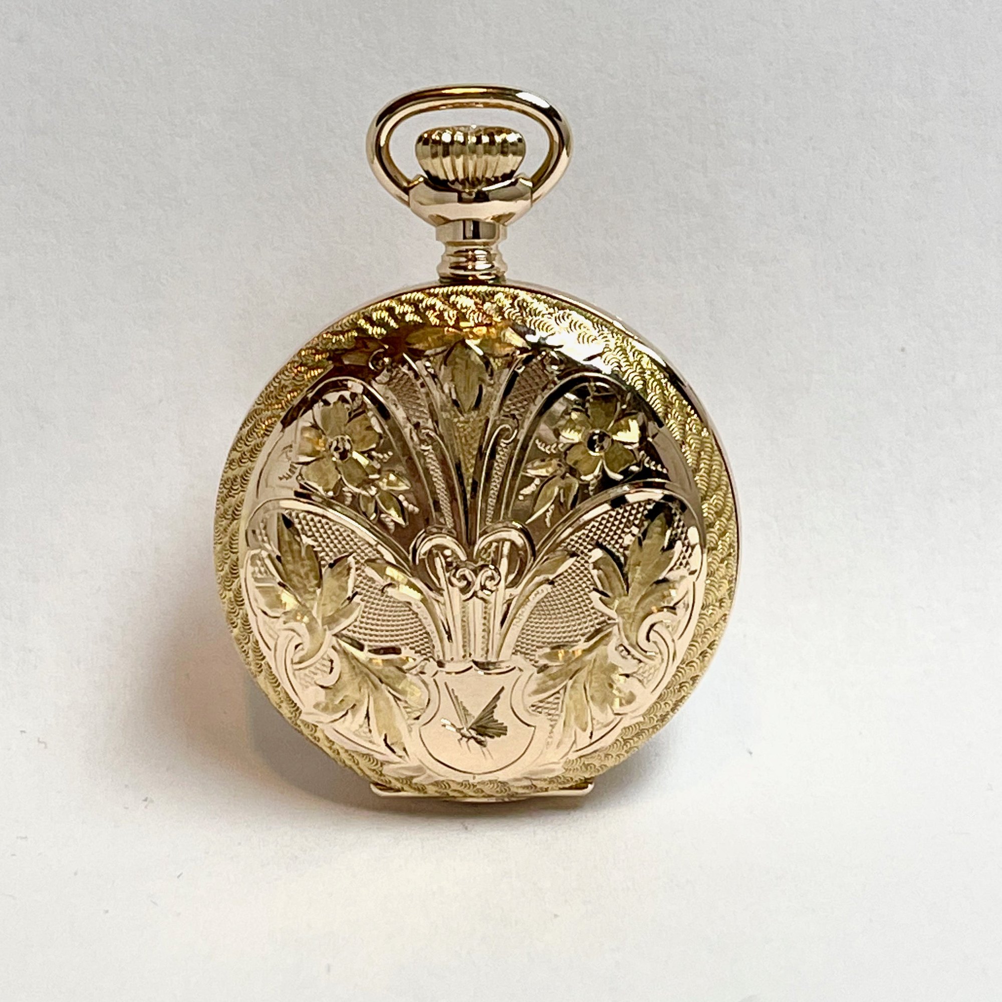تصویر منبع؛ ساعت جیبی زنانه Waltham مدل Lady Waltham با قاب روکش طلای ۱۴ عیار حکاکیشده