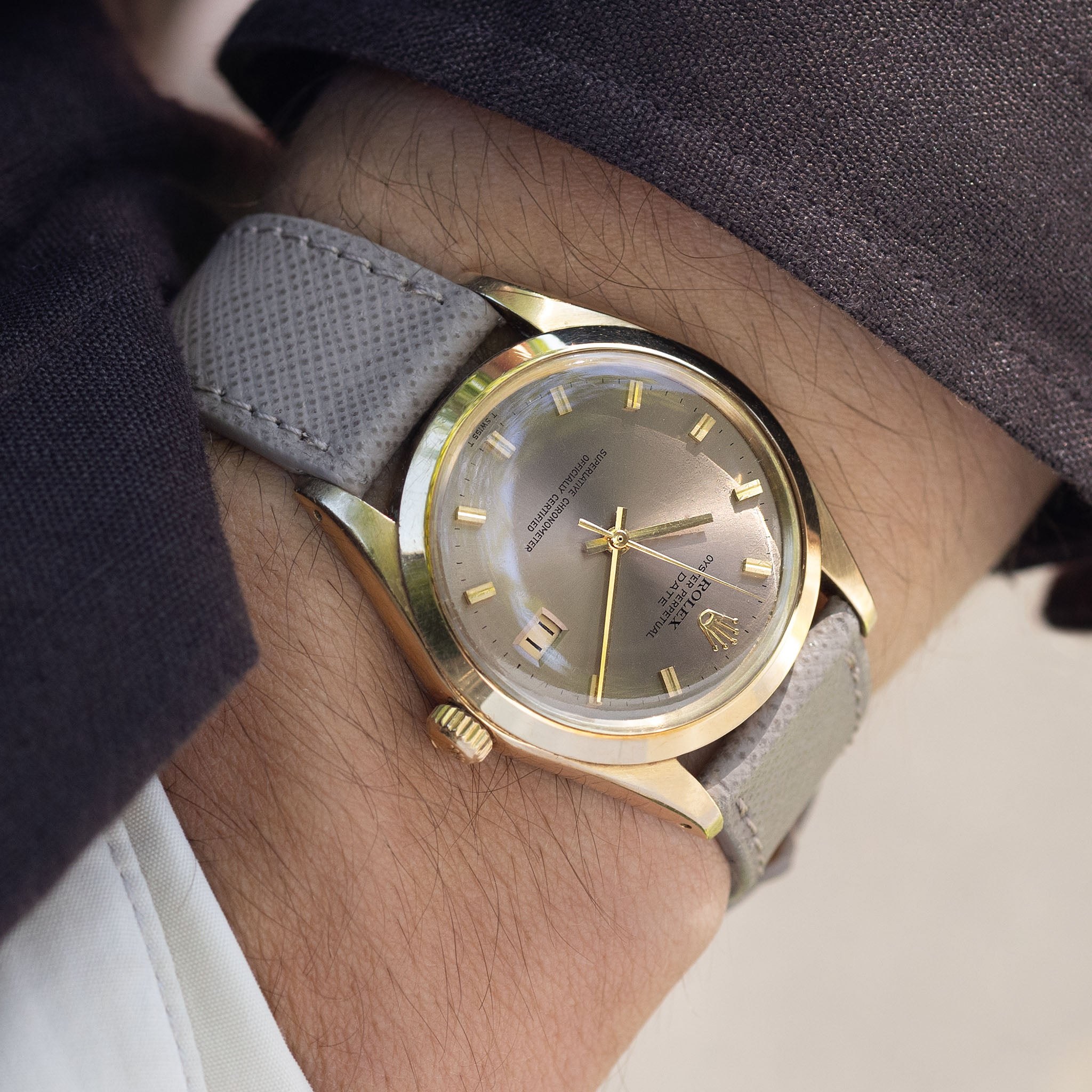 ساعت مچی رولکس Oyster Perpetual Date رفرنس 1500 از طلای ۱۴ عیار با صفحه خاکستری، ساخت ۱۹۶۹