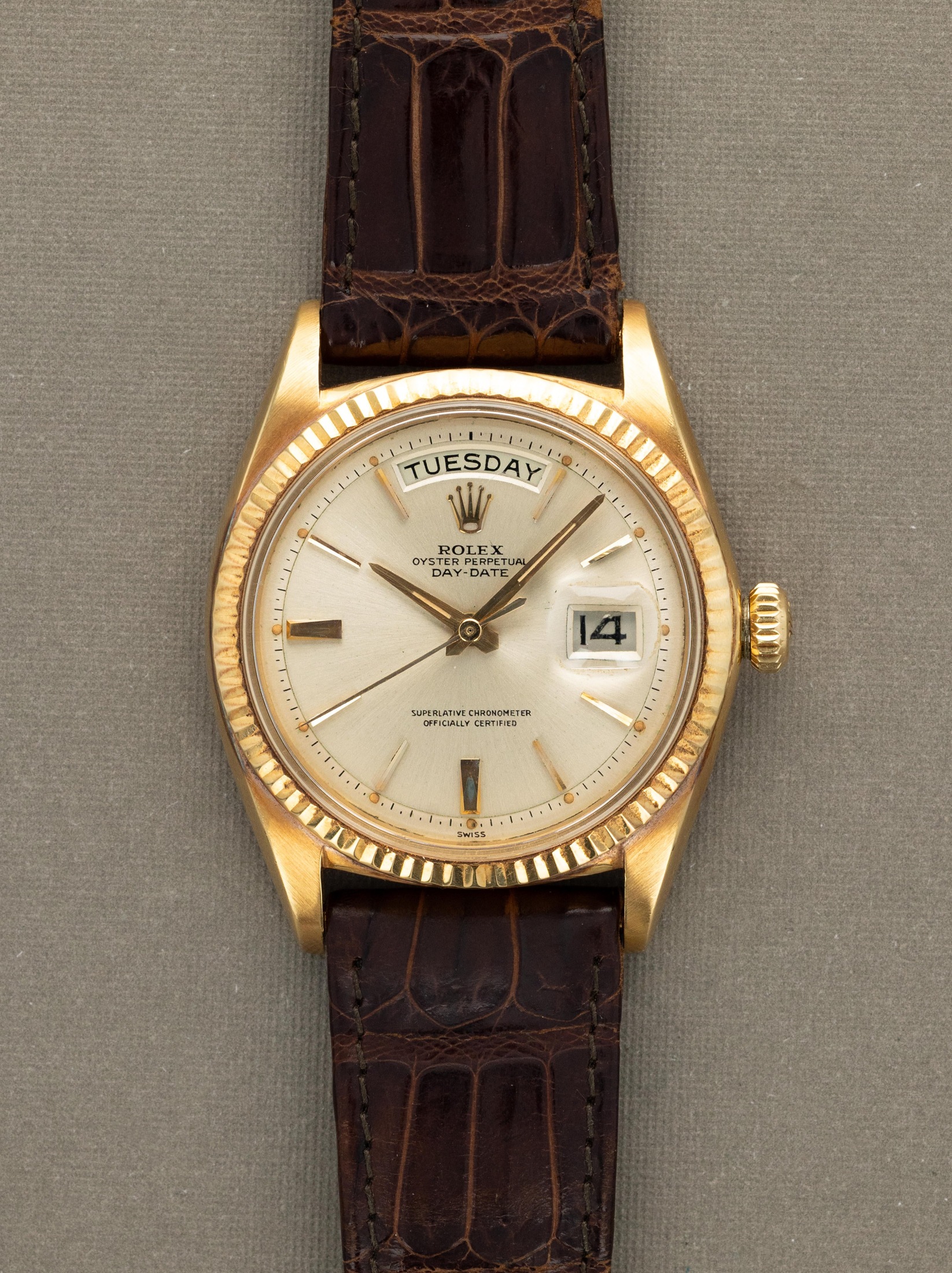 تصویر منبع؛ ساعت مچی Rolex Day-Date رفرنس 1803 با صفحه Sunburst نقرهای Swiss Only