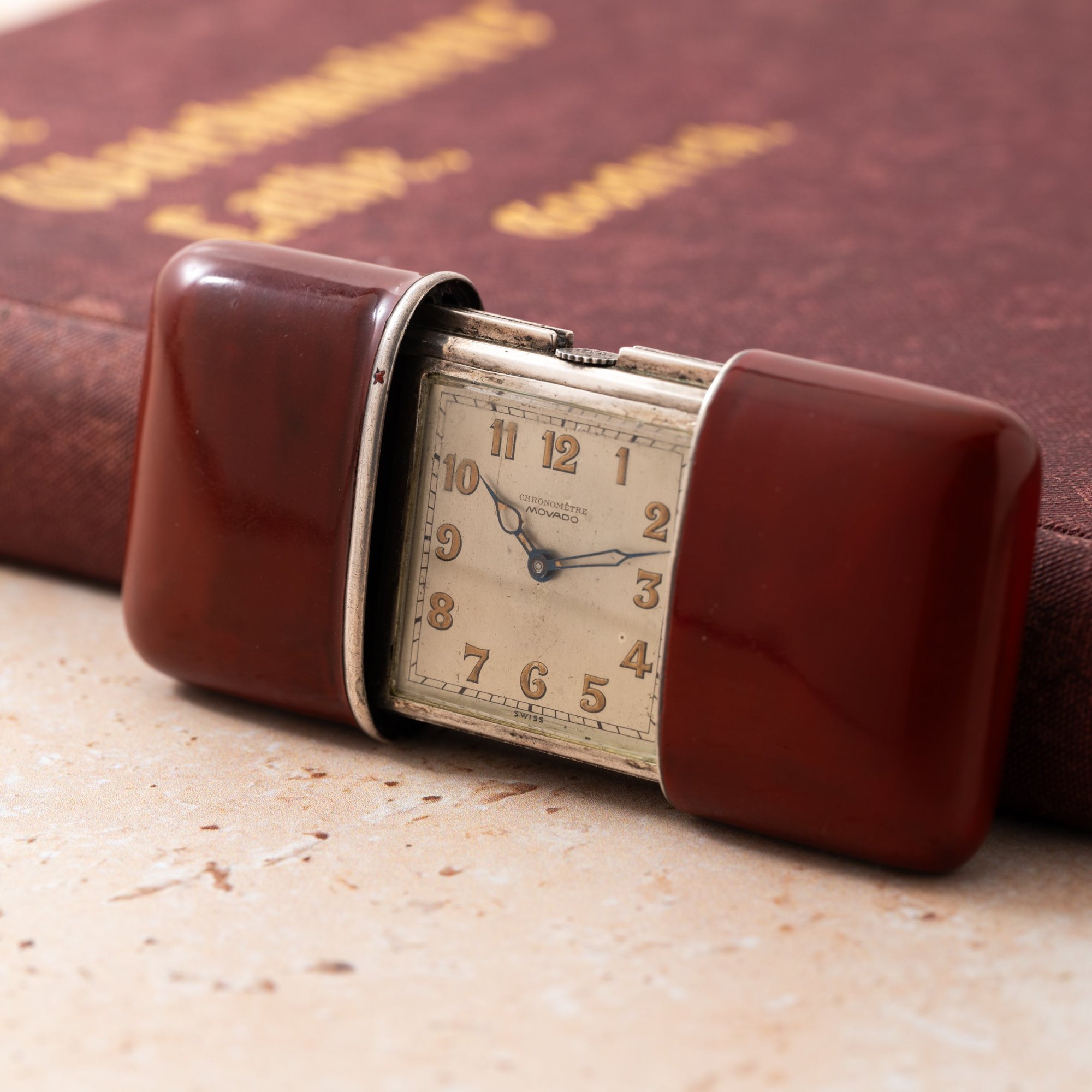 تصویر منبع؛ ساعت مسافرتی Movado Ermeto با قاب لعاب قرمز