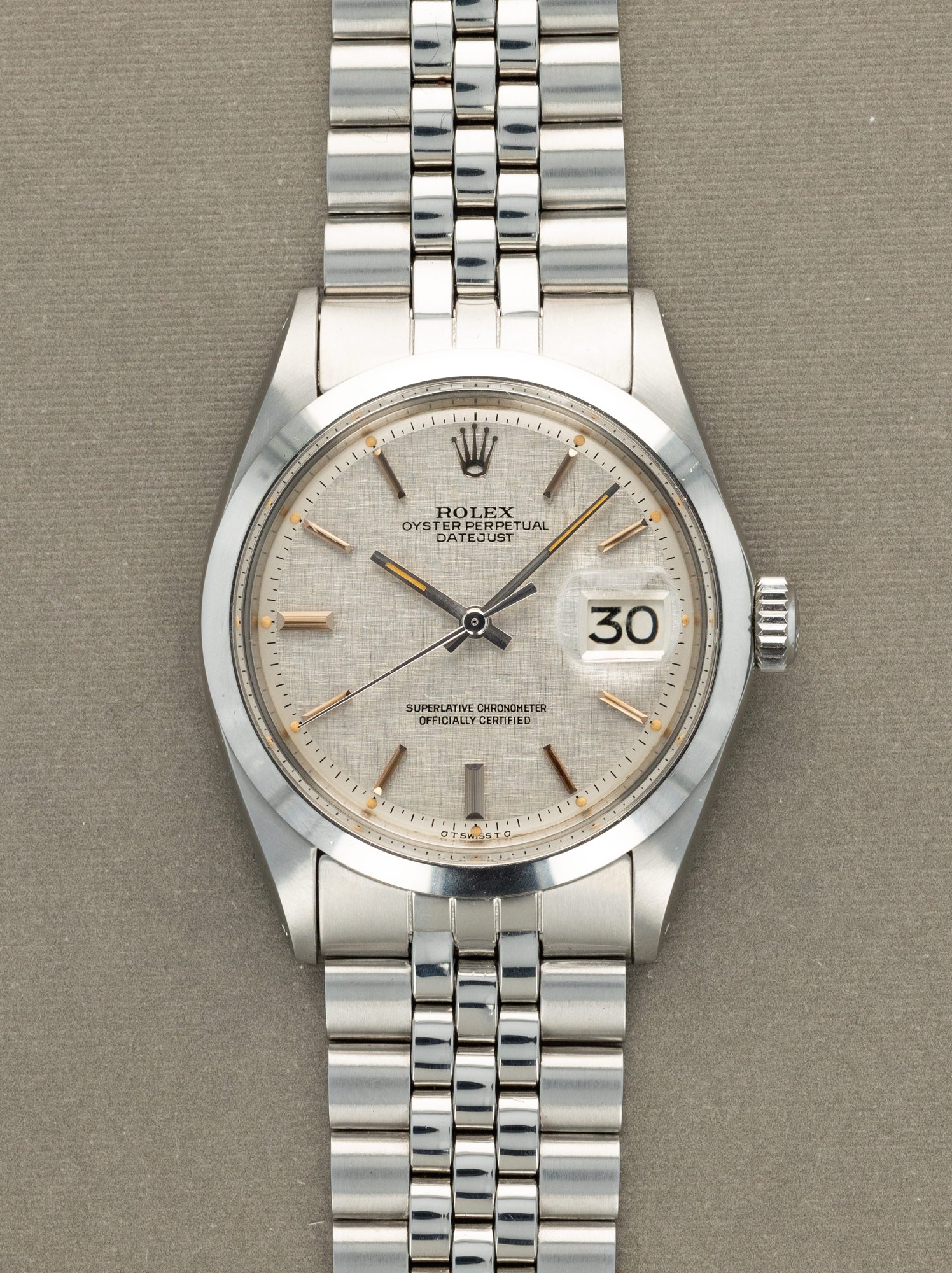 تصویر منبع؛ ساعت مچی Rolex Datejust رفرنس 1600 با صفحه نقرهای کتان