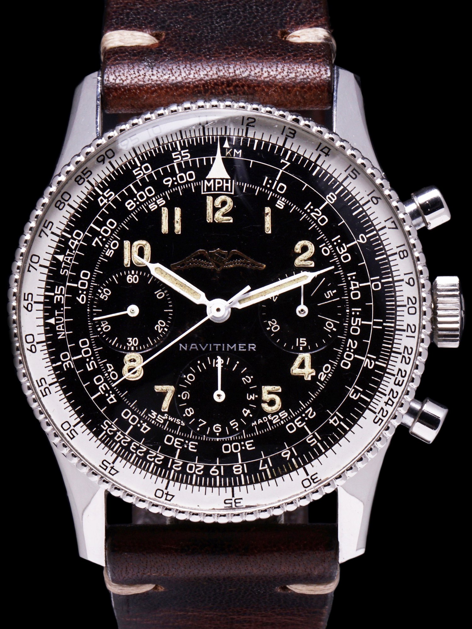 تصویر منبع؛ ساعت مچی خلبانی کرنوگراف Breitling Navitimer Ref. 806 مدل ۱۹۵۹ با نشان AOPA
