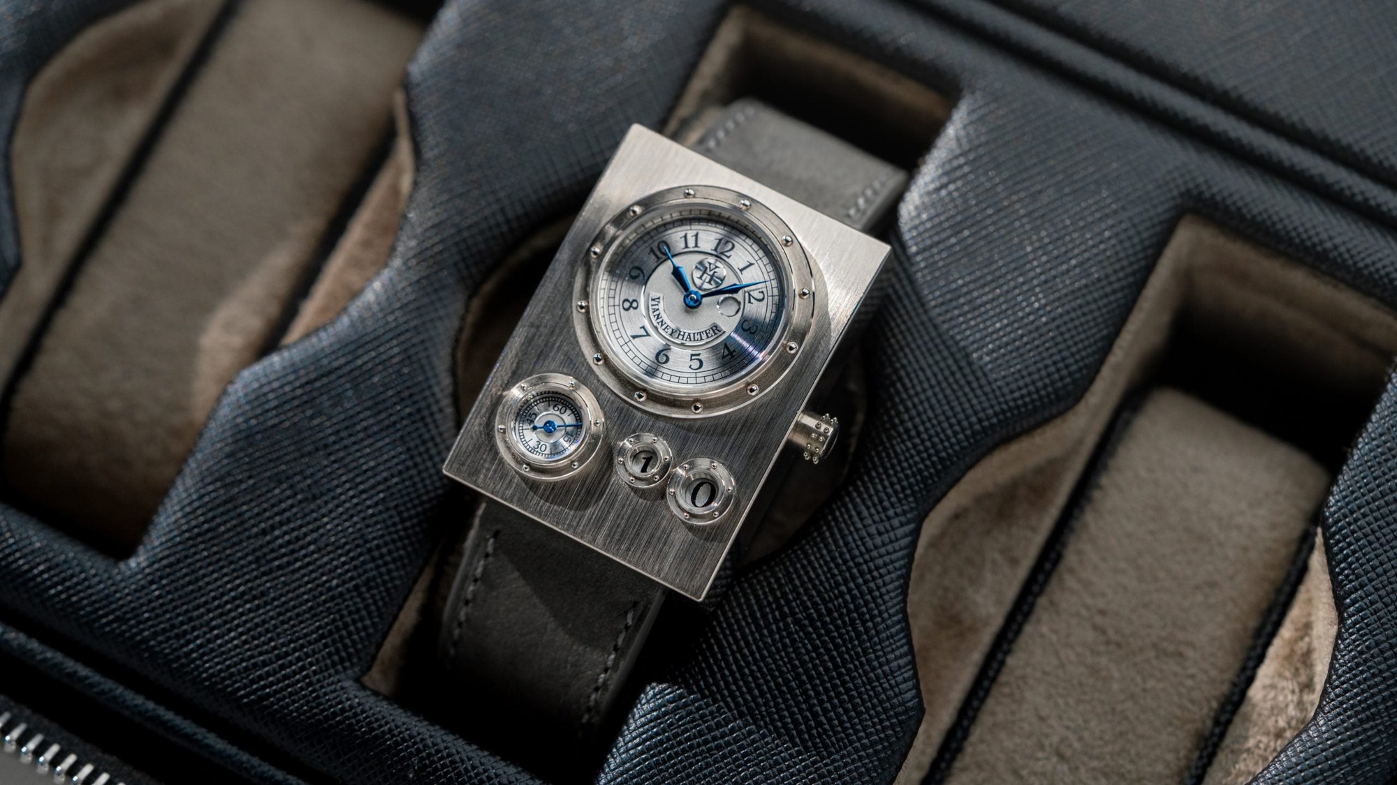 تصویر منبع؛ ساعت مچی Vianney Halter مدل Trio طلا سفید لیمیتد ادیشن