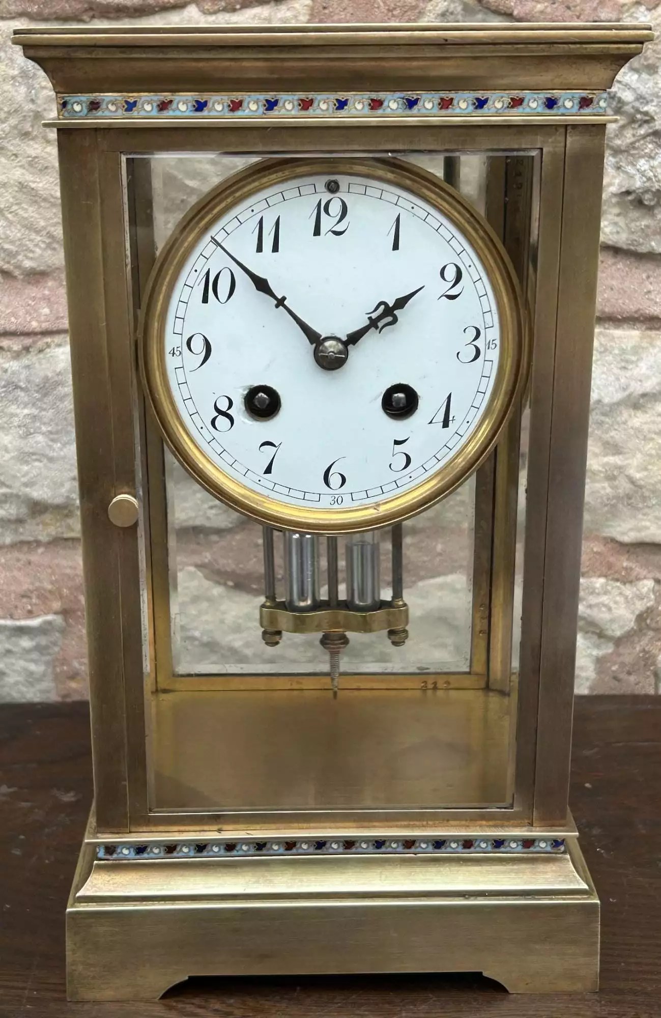 ساعت رومیزی برنجی و شیشهای (عرضهشده در منبع تحت عنوان Vienna Wall Clock حدود ۱۸۹۰)