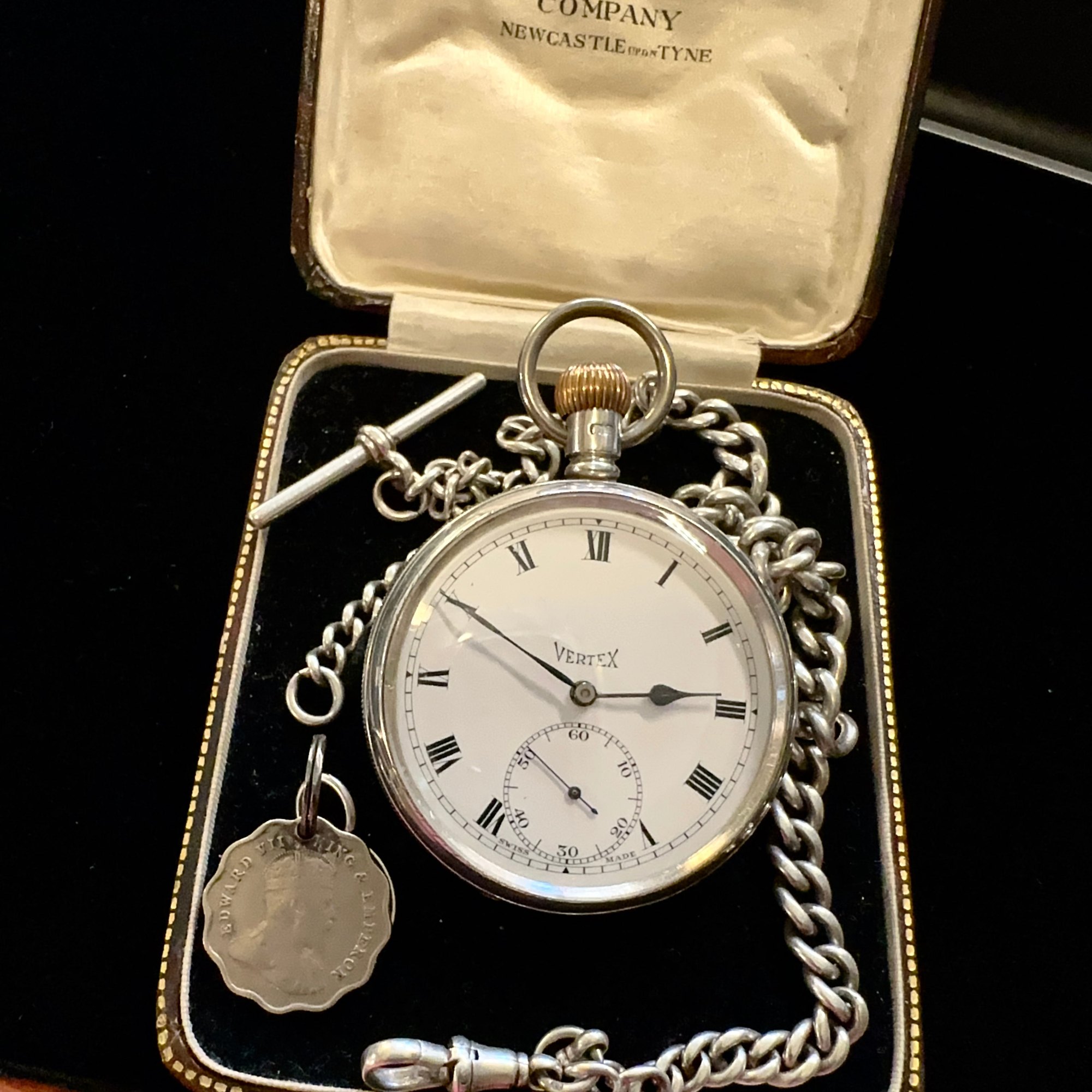 تصویر منبع؛ ساعت جیبی نقره استرلینگ Vertex همراه با زنجیر و مدال فوب