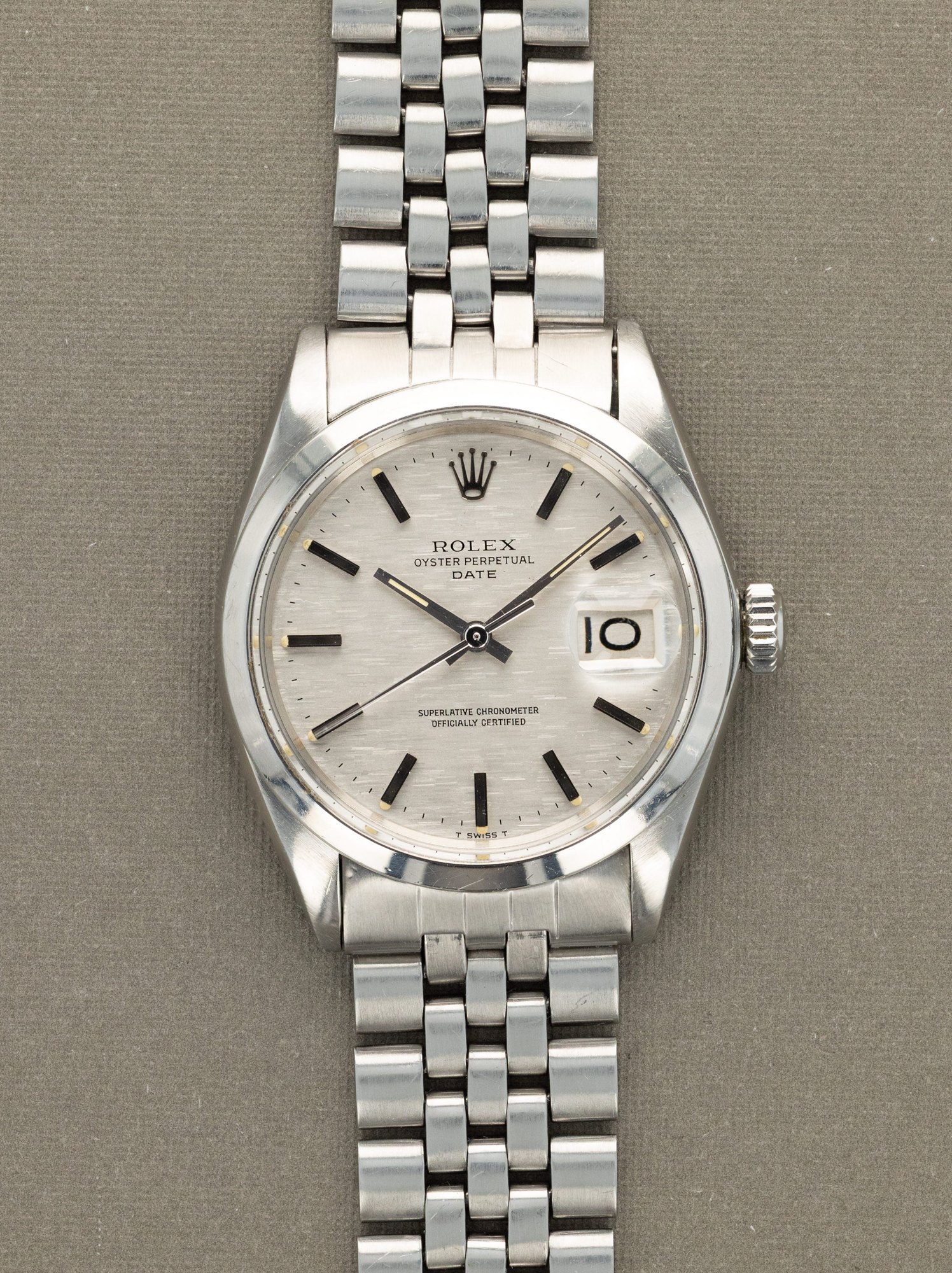تصویر منبع؛ ساعت مچی Rolex Oyster Perpetual Date رفرنس 1500 با صفحه نقرهای موزاییکی