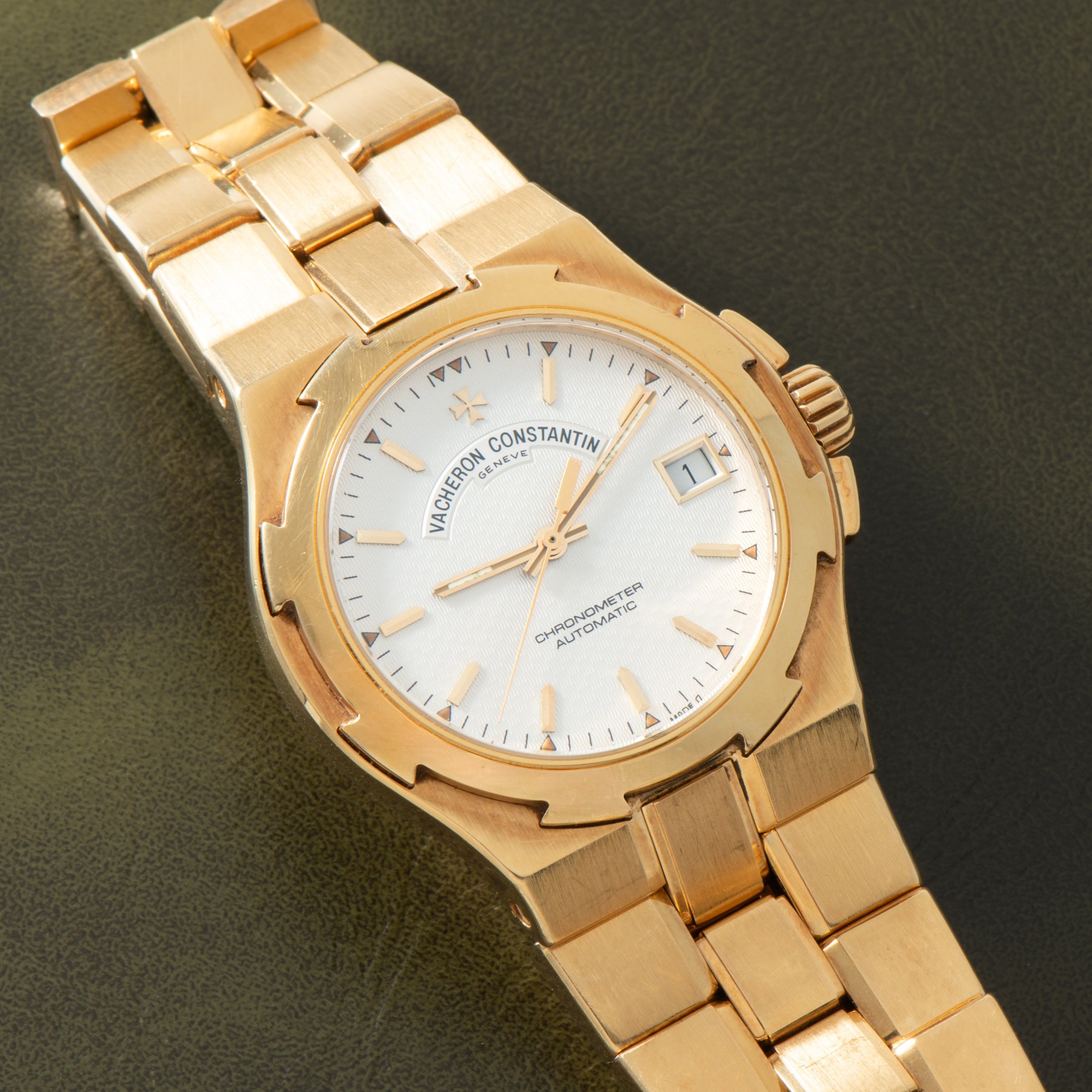 تصویر منبع؛ ساعت مچی Vacheron Constantin Overseas Ref. 42040J