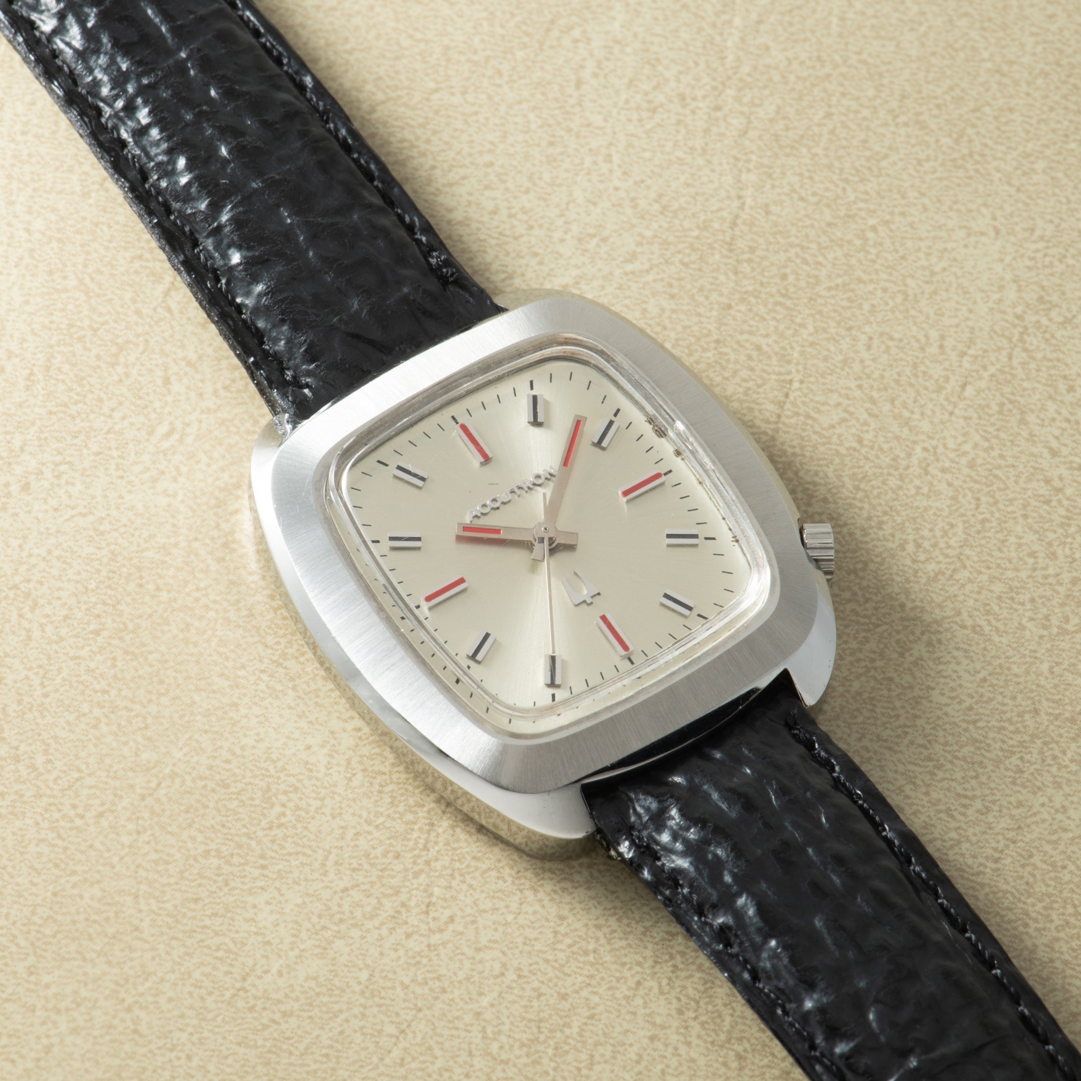 تصویر منبع؛ ساعت مچی Bulova Accutron 218 مدل Red Tank
