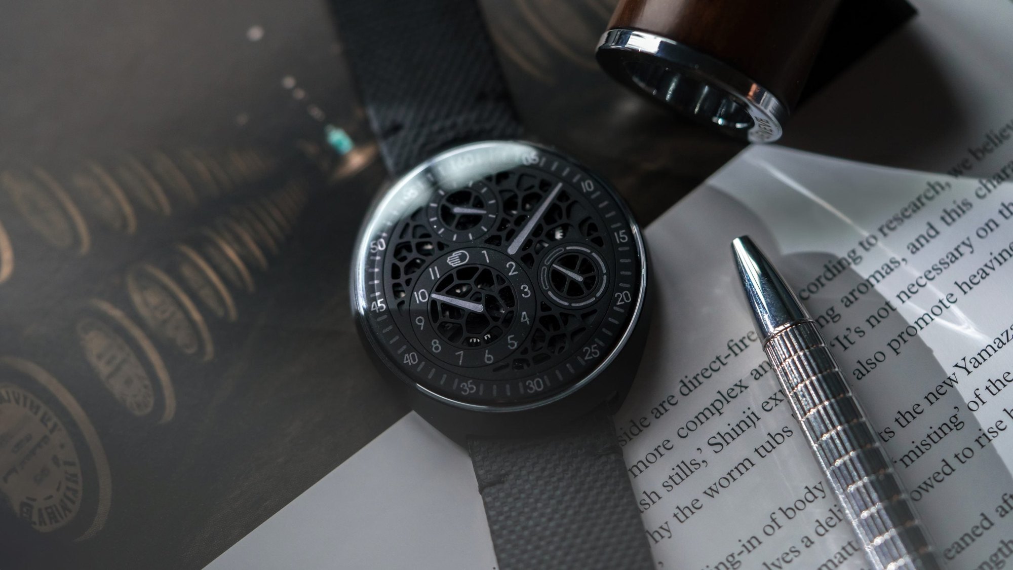 تصویر منبع؛ ساعت مچی Ressence مدل Type 1 Slim HOD3 با بدنه تیتانیوم DLC