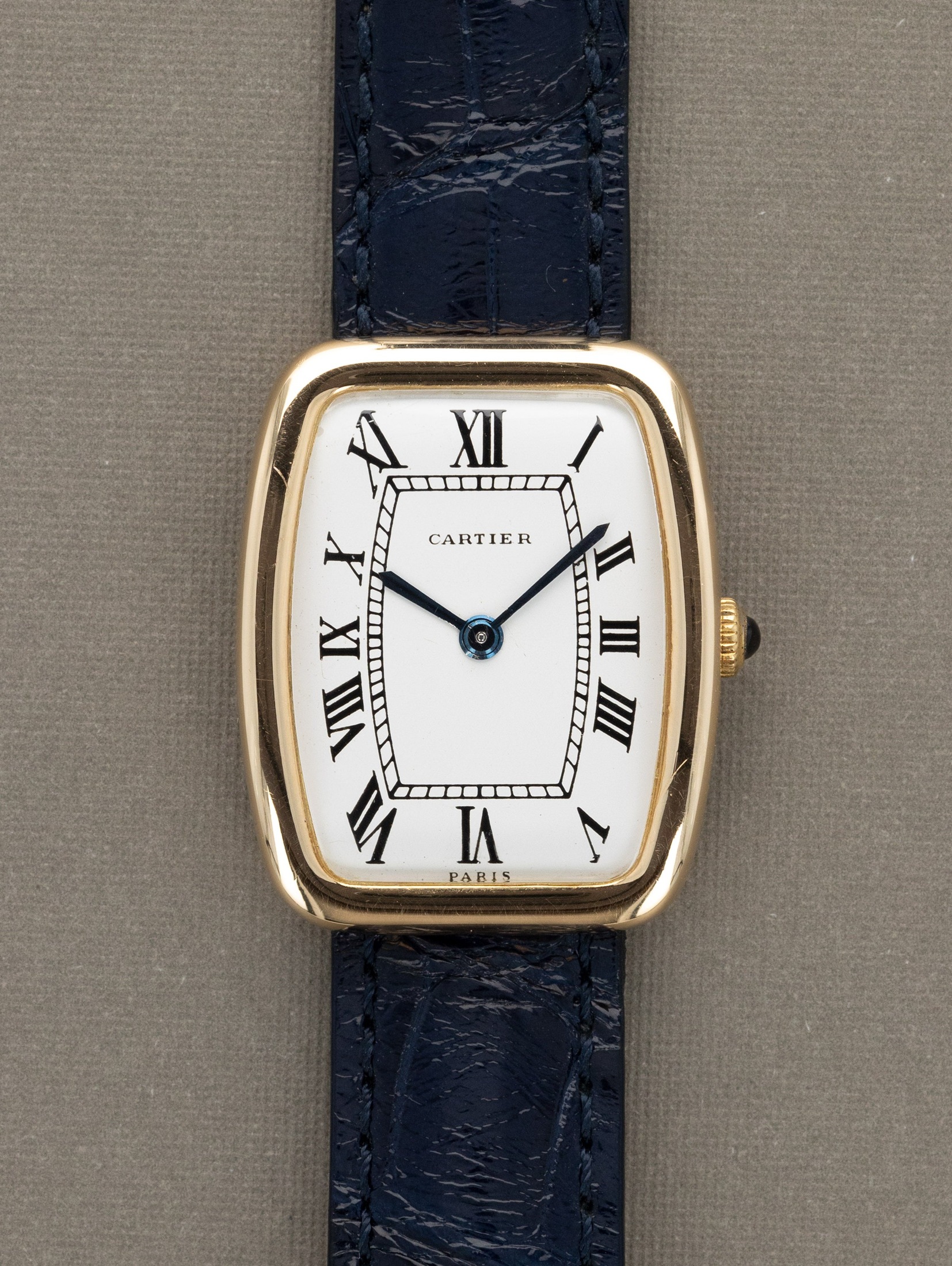 تصویر منبع؛ ساعت مچی Cartier Incurvée با صفحه White Enamel 'Paris'