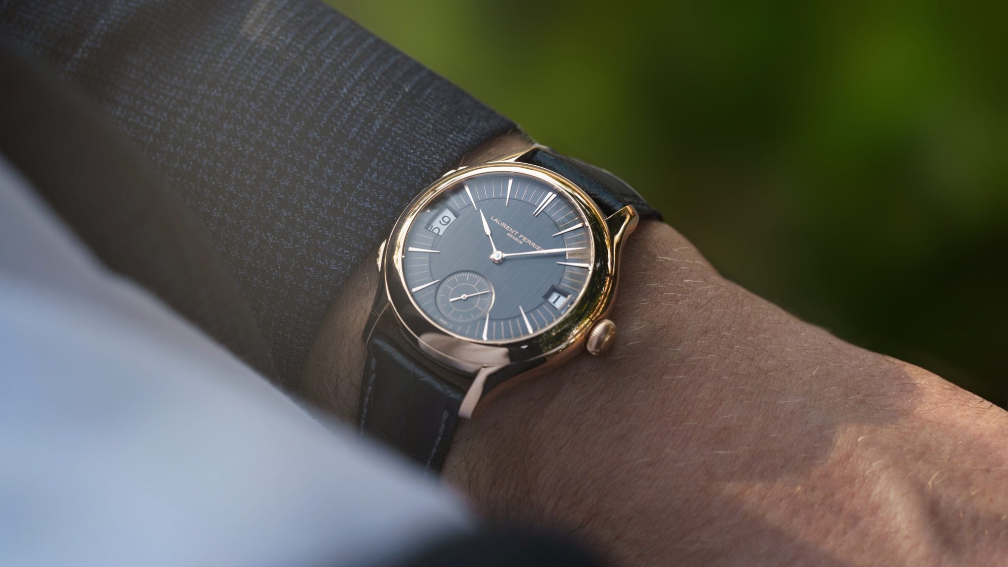 تصویر منبع؛ ساعت مچی Laurent Ferrier مدل Galet Traveller از طلای سرخ 5N