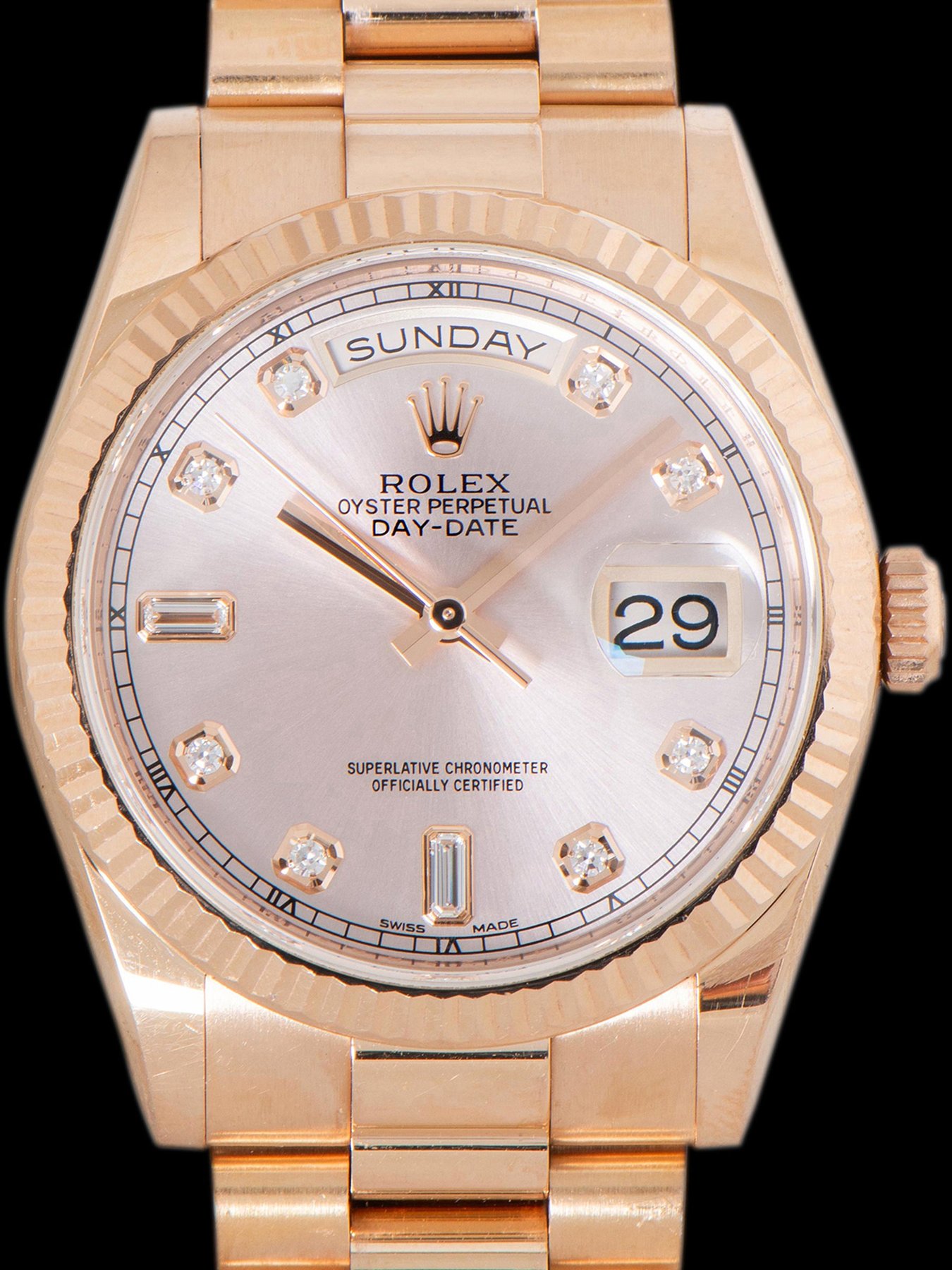 تصویر منبع؛ ساعت Rolex Day-Date رفرنس 118235 رزگلد با صفحه صورتی الماسنشان و مجموعه کامل، ۲۰۱۸