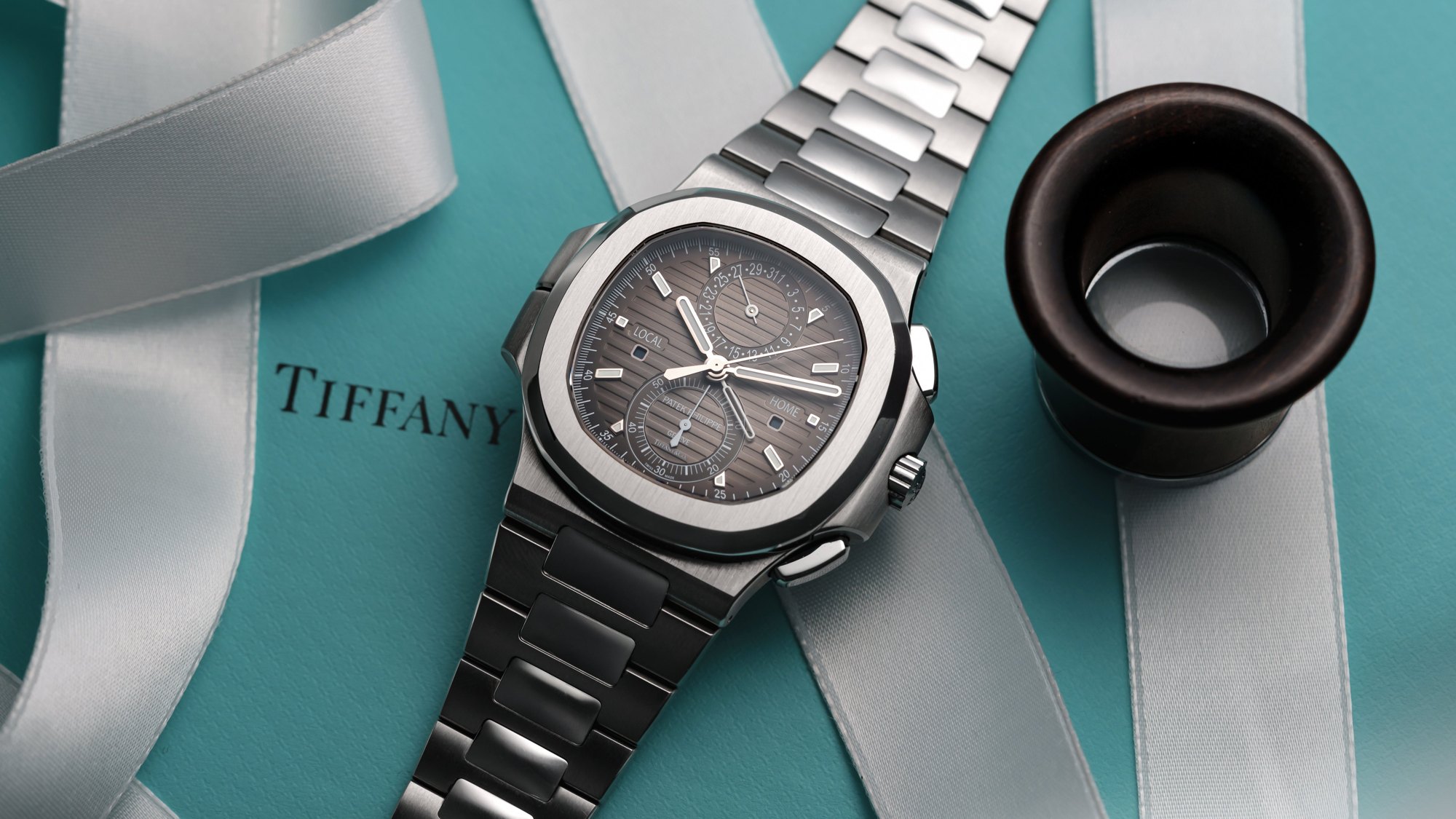تصویر منبع؛ ساعت مچی Patek Philippe مدل Nautilus Travel Time Chronograph رفرنس 5990/1A-001 با امضای Tiffany