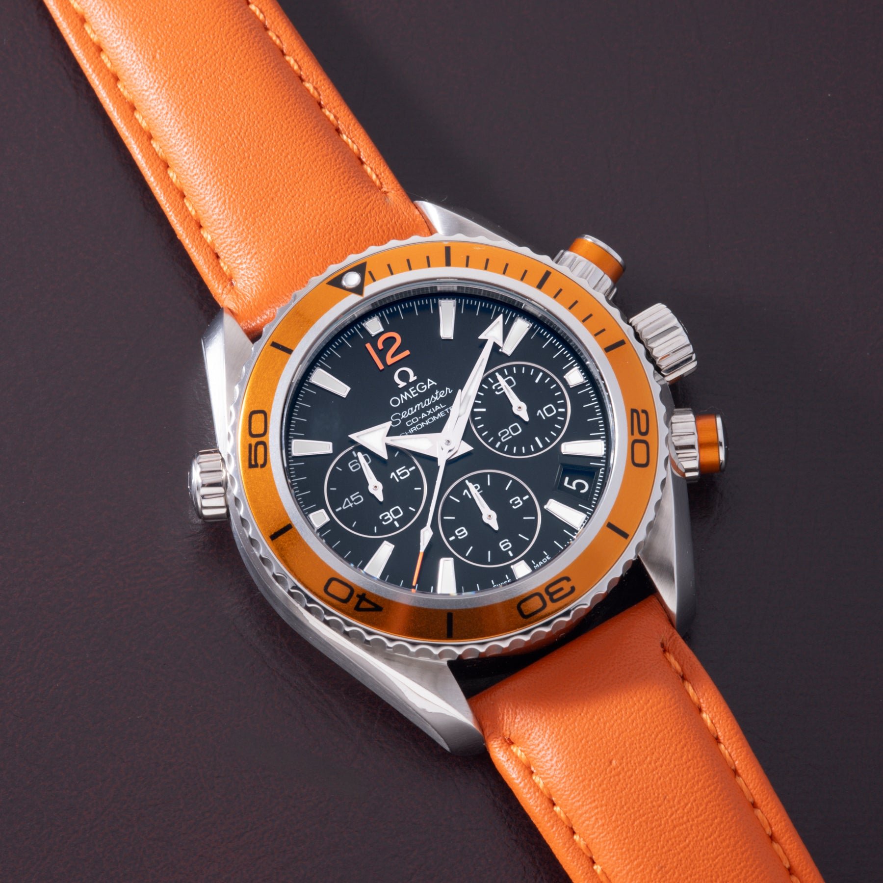 تصویر منبع؛ ساعت مچی کرنوگراف امگا Seamaster Planet Ocean 600M با بزل نارنجی