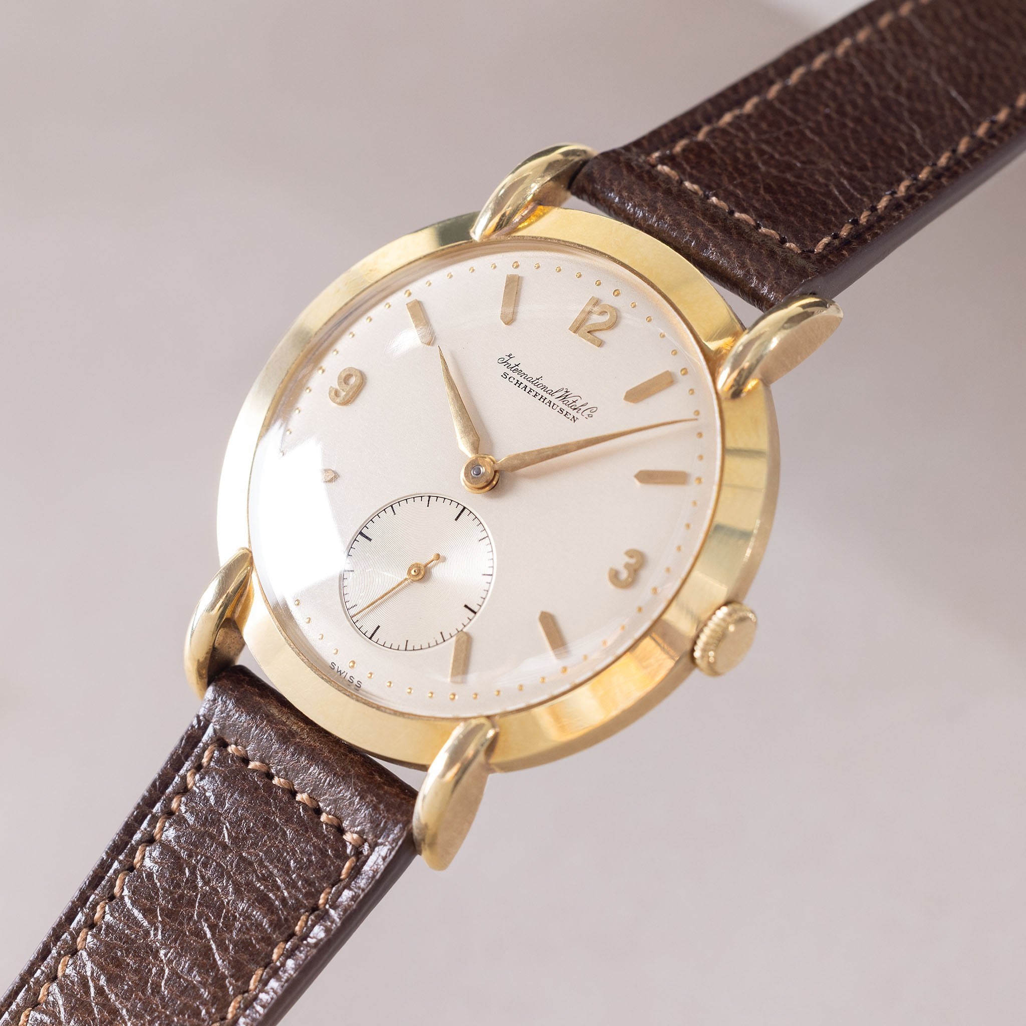 ساعت مچی کلاسیک IWC کالیبر ۸۸ با قاب طلای زرد ۱۸ عیار، دهه ۱۹۵۰