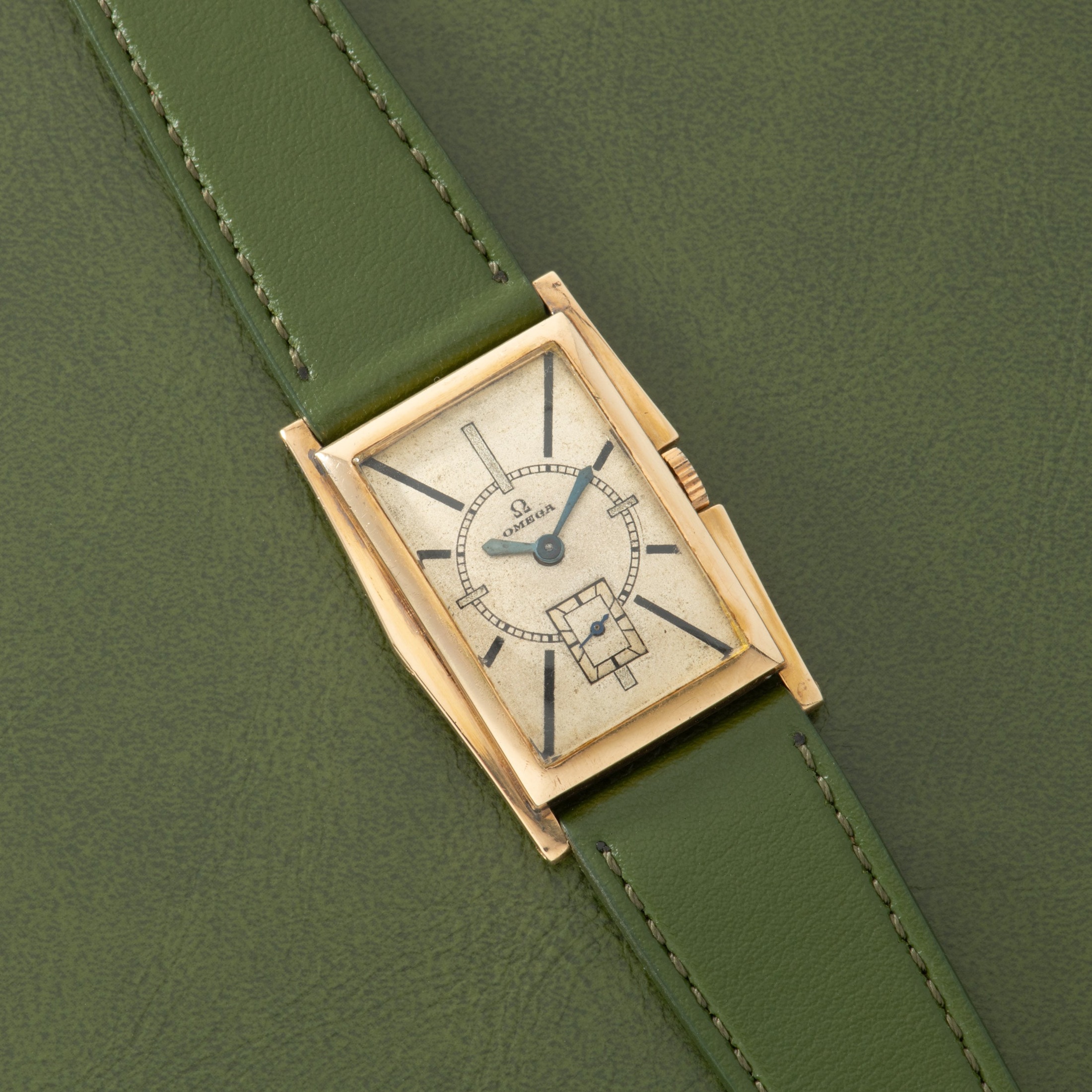 تصویر منبع؛ ساعت مچی Omega Tank 'Stingray' از طلای ۱۸ عیار