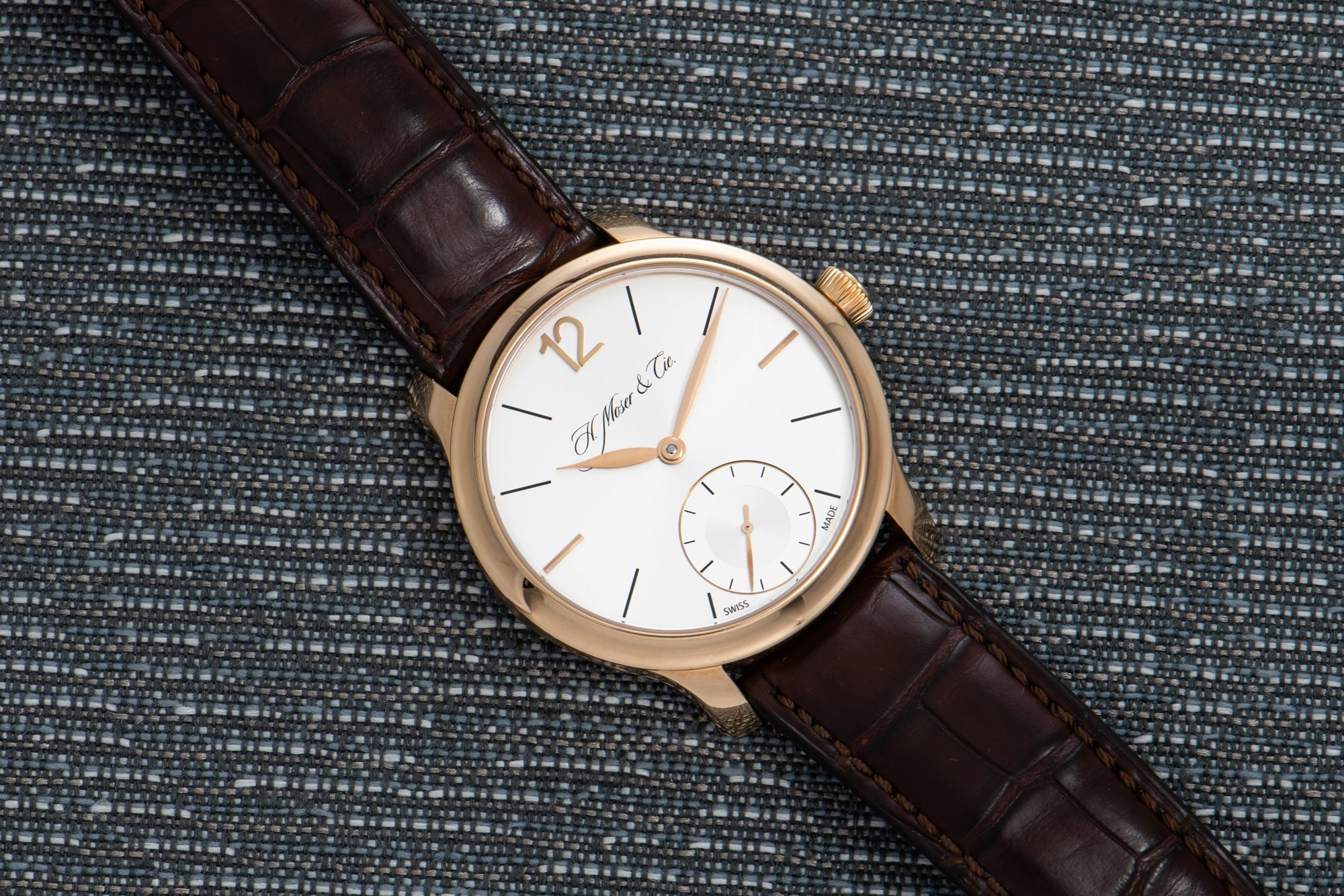 تصویر منبع؛ ساعت مچی H. Moser & Cie مدل Endeavour Small Seconds با قاب طلای زرد ۱۸ عیار
