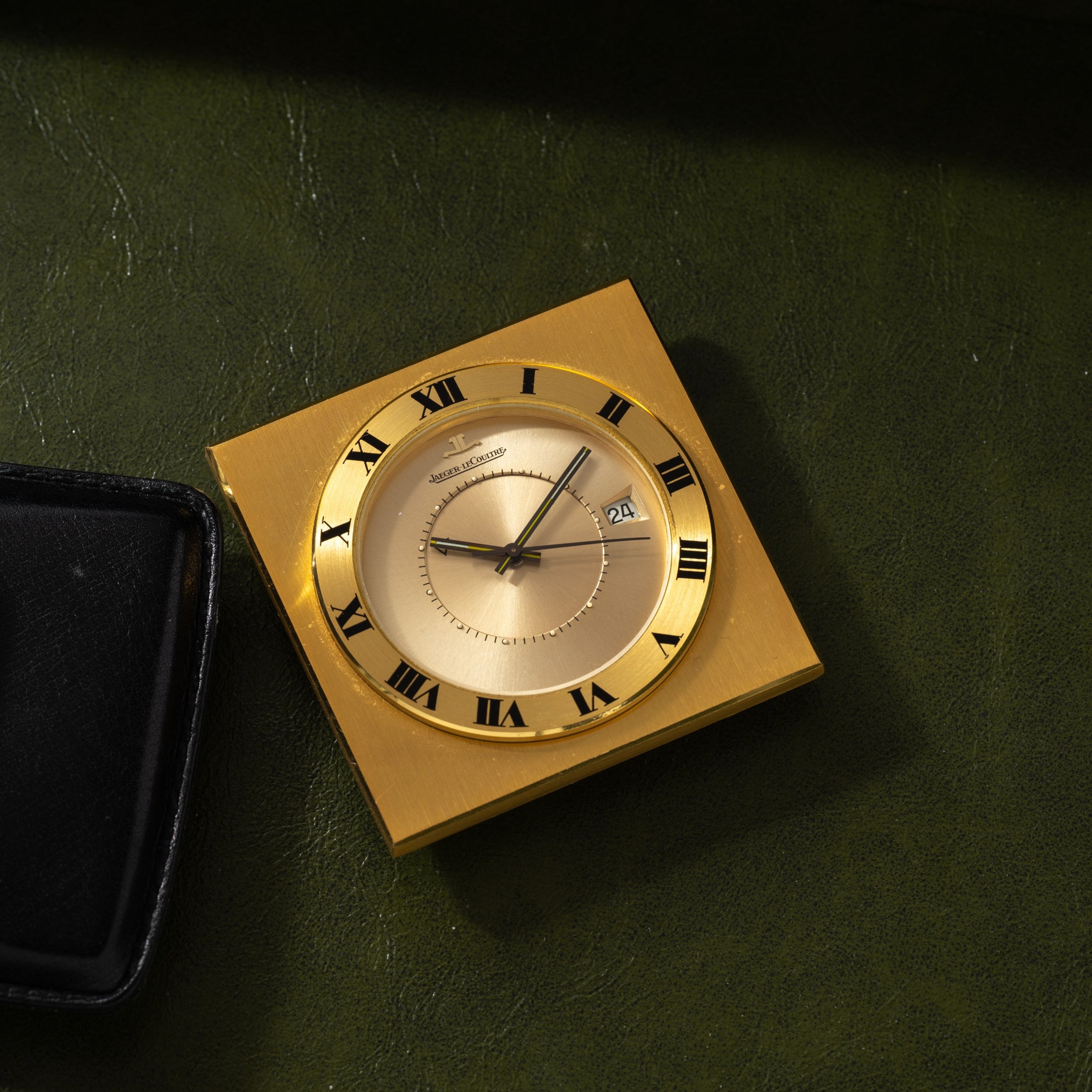 تصویر منبع؛ ساعت رومیزی و مسافرتی Jaeger-LeCoultre Memovox Travel Calendar