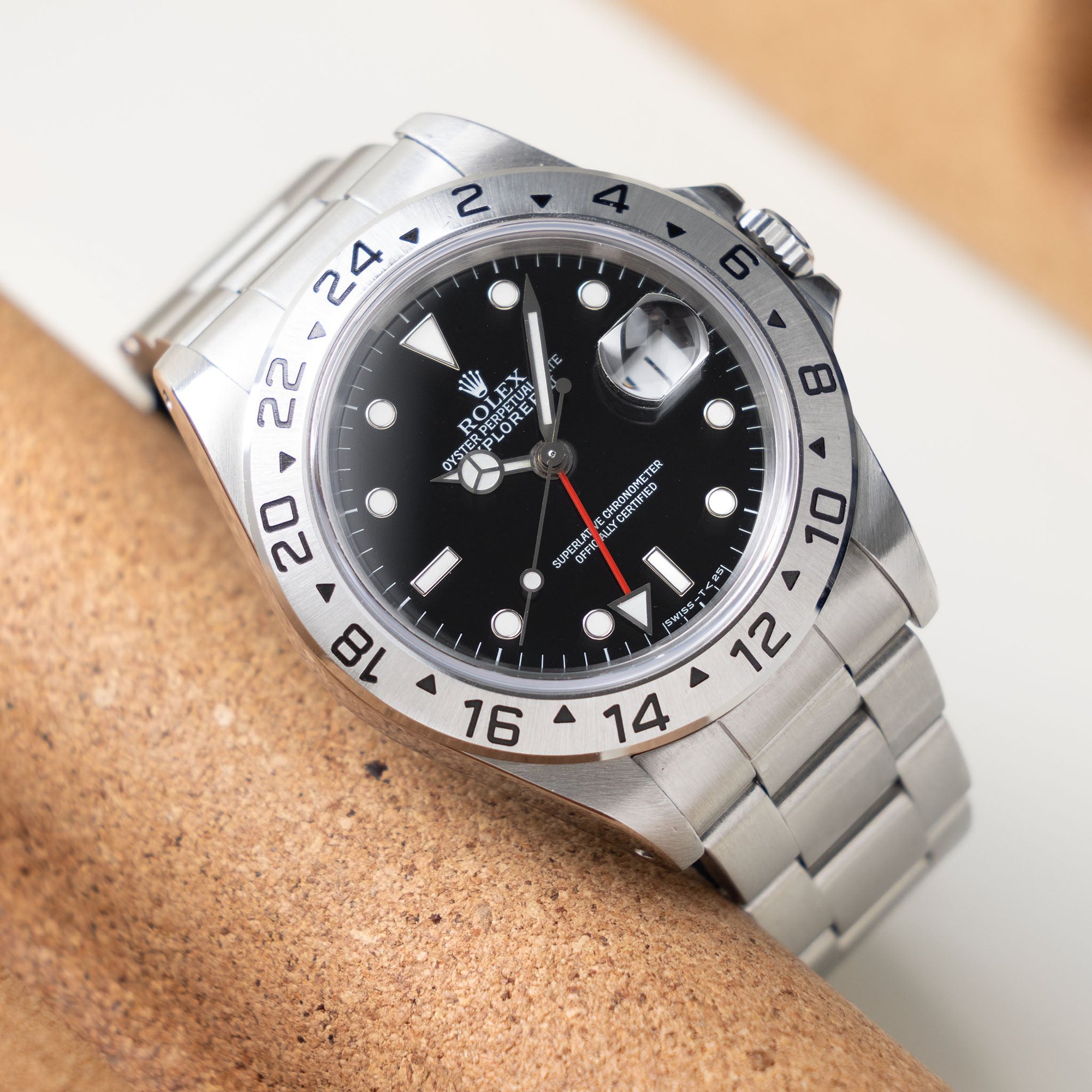 تصویر منبع؛ ساعت مچی Rolex Explorer II رفرنس 16570 با صفحه مشکی تریتیوم