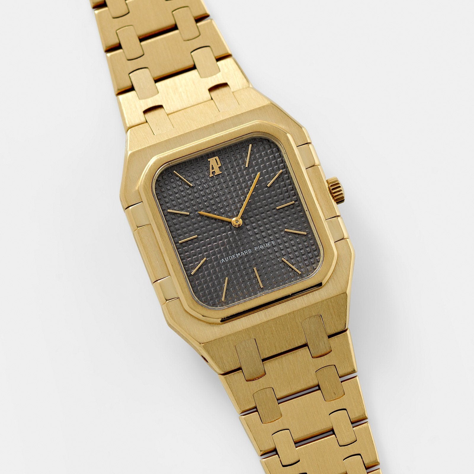 تصویر منبع؛ ساعت مچی Audemars Piguet Royal Oak Rectangular طلای زرد رفرنس 6609 BA
