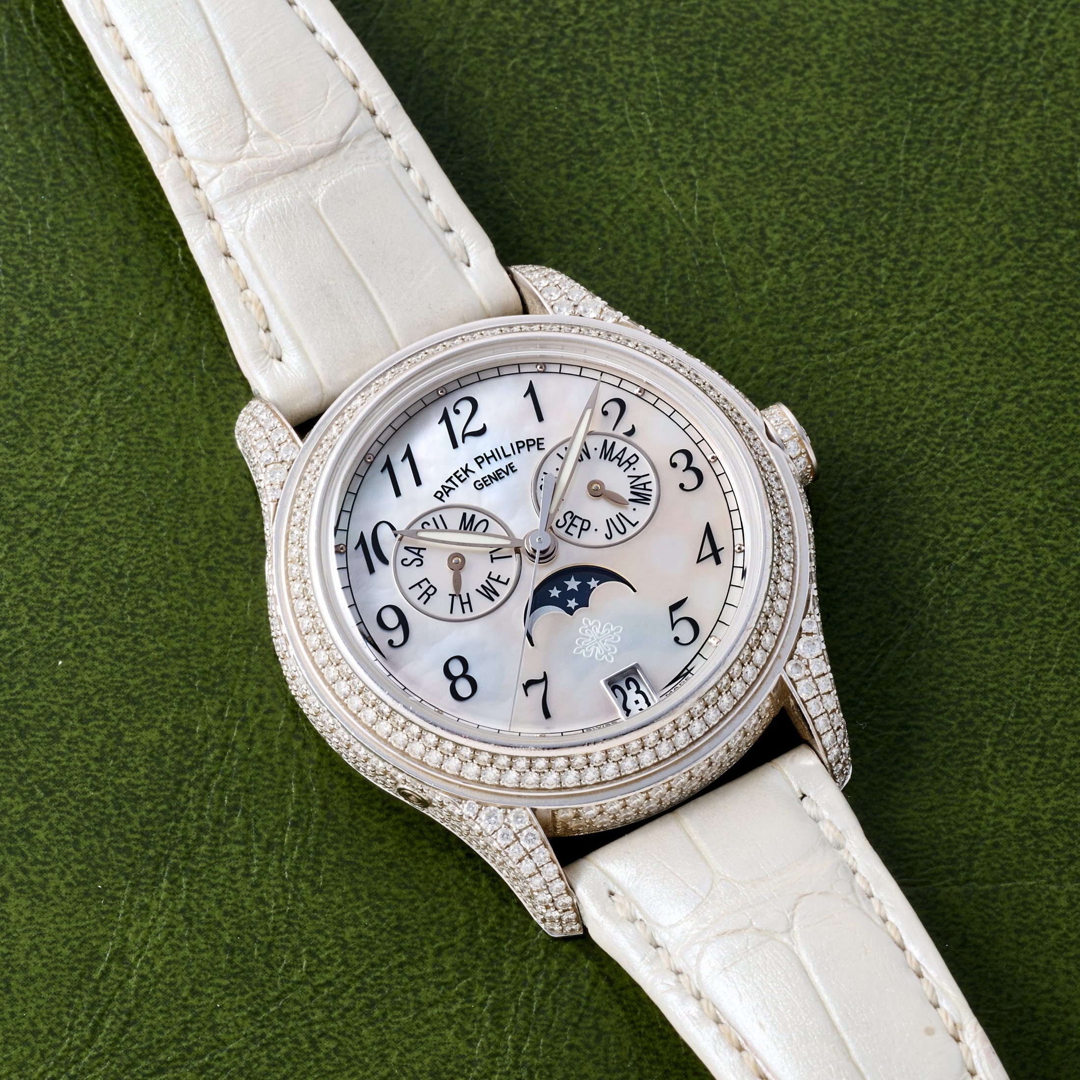 تصویر منبع؛ ساعت زنانه Patek Philippe Annual Calendar Moonphase Ref. 4937G-001