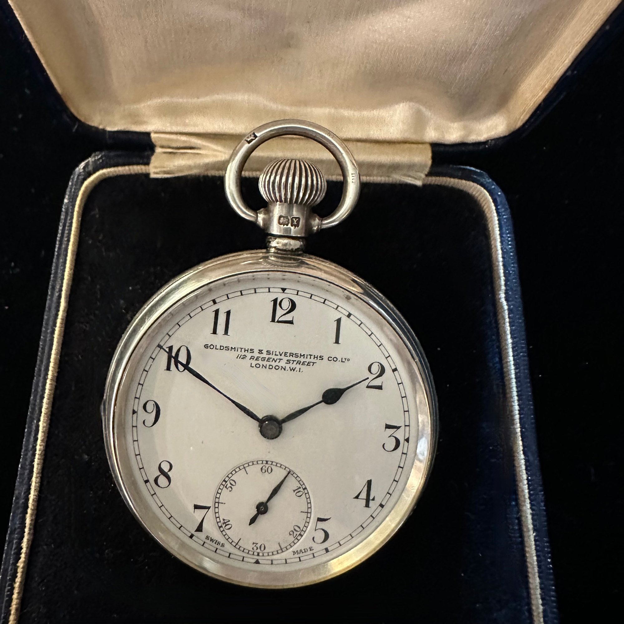 تصویر منبع؛ ساعت جیبی نقره Goldsmiths & Silversmiths Co. Ltd اوپنفیس با قاب Dennison