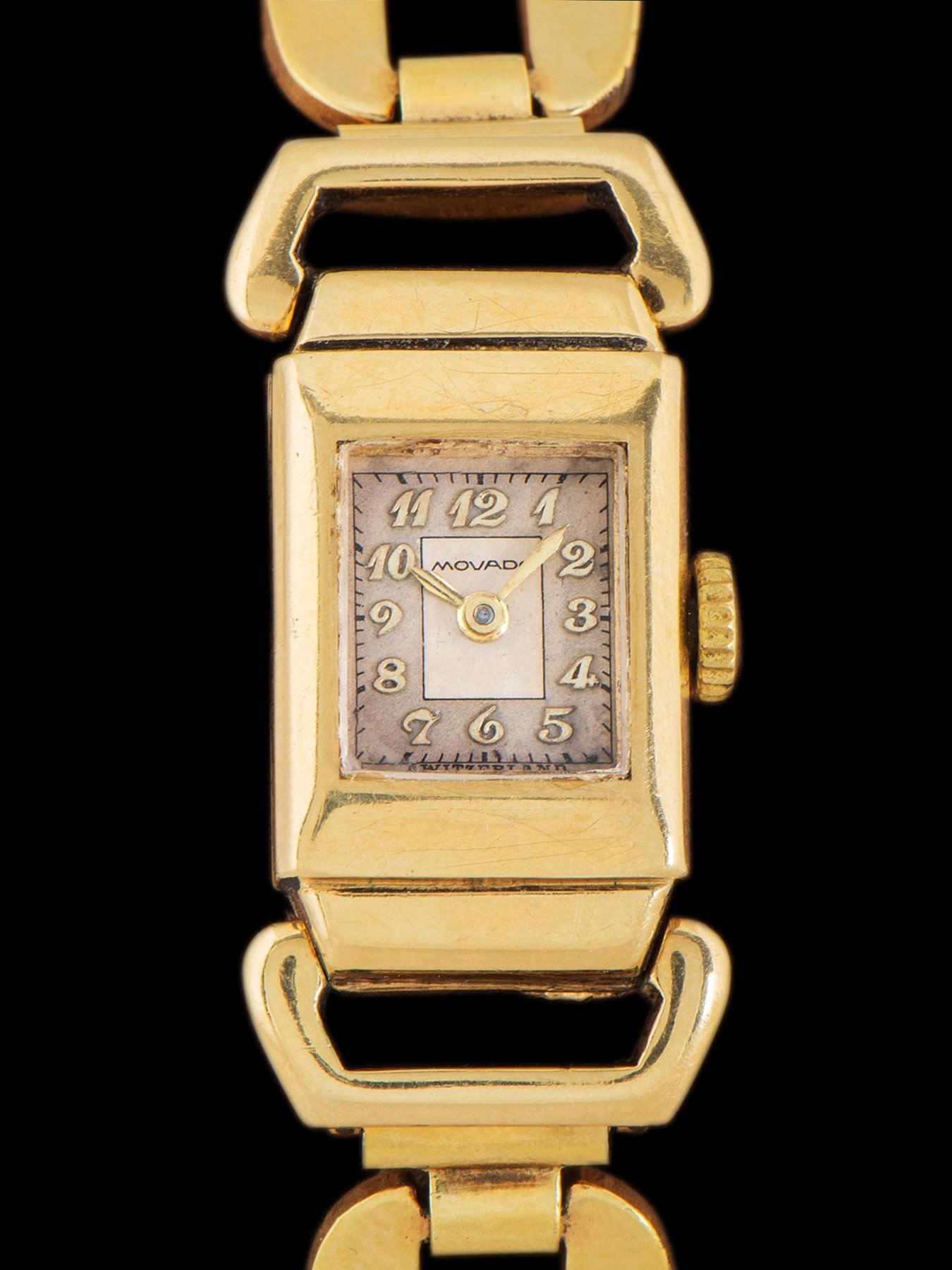 تصویر منبع؛ ساعت زنانه دستبندی Movado رفرنس 1025 دهه ۱۹۴۰، طلای زرد 18 عیار با صفحه نقرهای دورنگ و اعداد برگِه