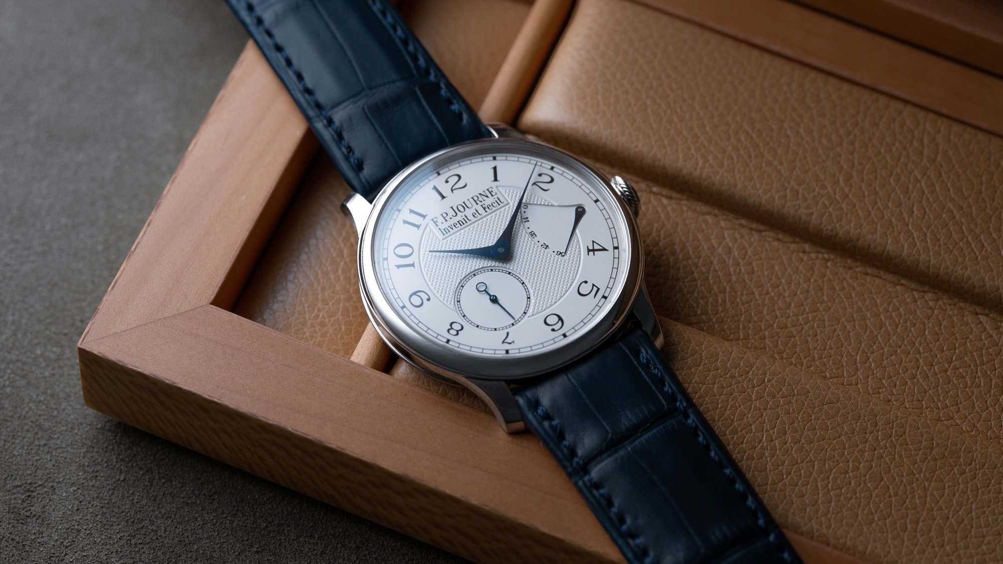 تصویر منبع؛ ساعت مچی اف پی ژورن F.P. Journe مدل Chronomètre Souverain پلاتین ۳۸ میلیمتری