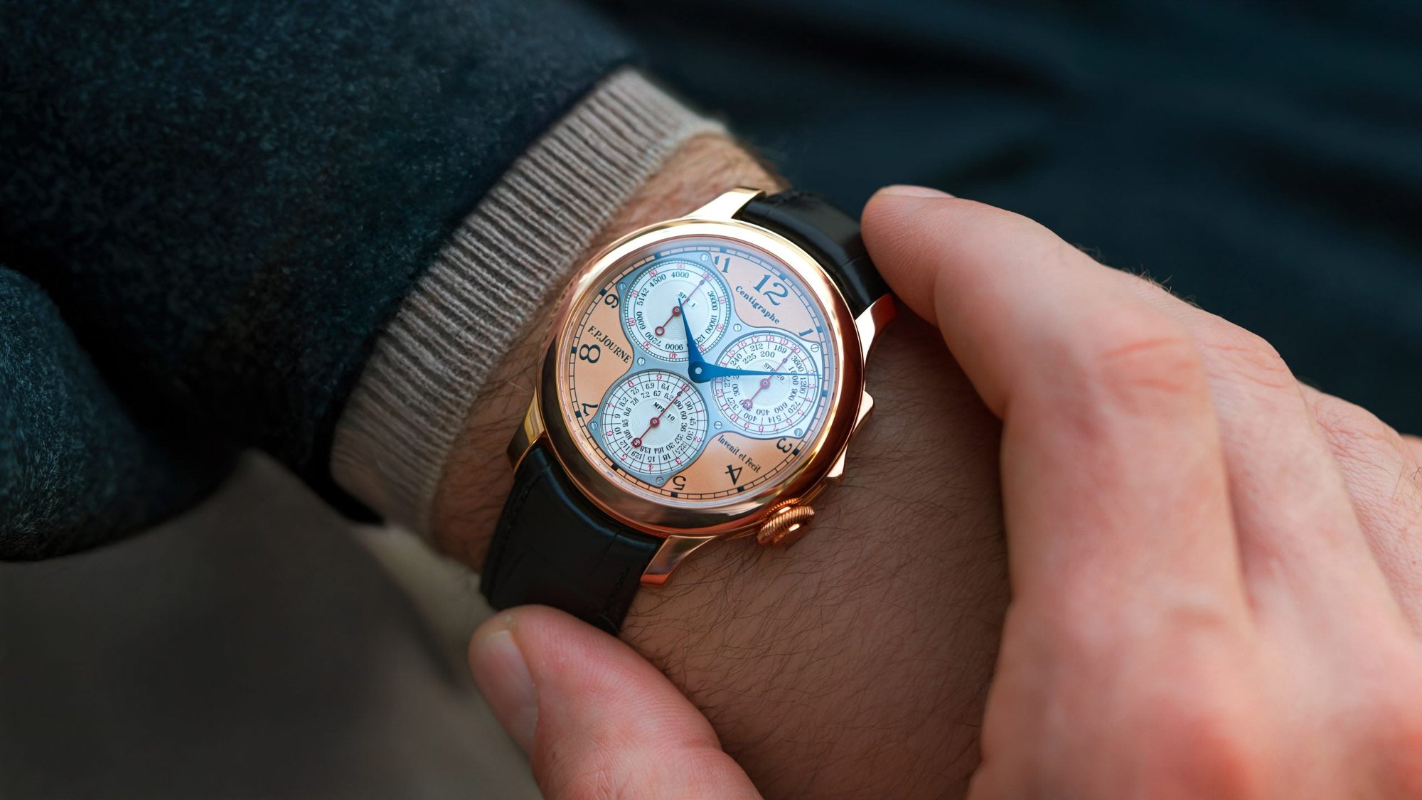 تصویر منبع؛ ساعت مچی F.P. Journe مدل Centigraphe Souverain از طلای صورتی با صفحه سالمون
