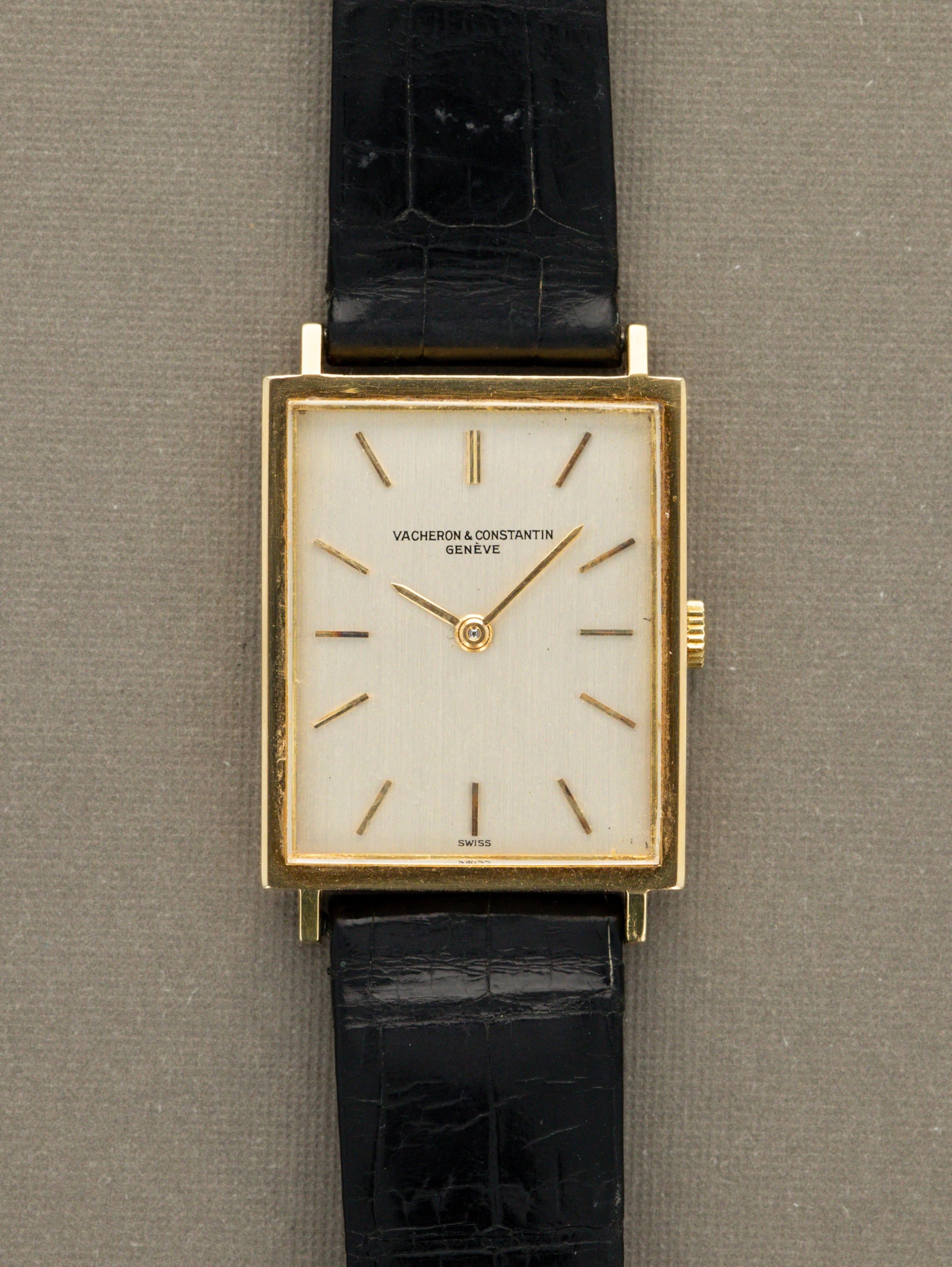 تصویر منبع؛ ساعت مچی مجلسی مستطیلی Vacheron Constantin مدل Ref. 7139 با صفحه نقرهای 'Brushed'