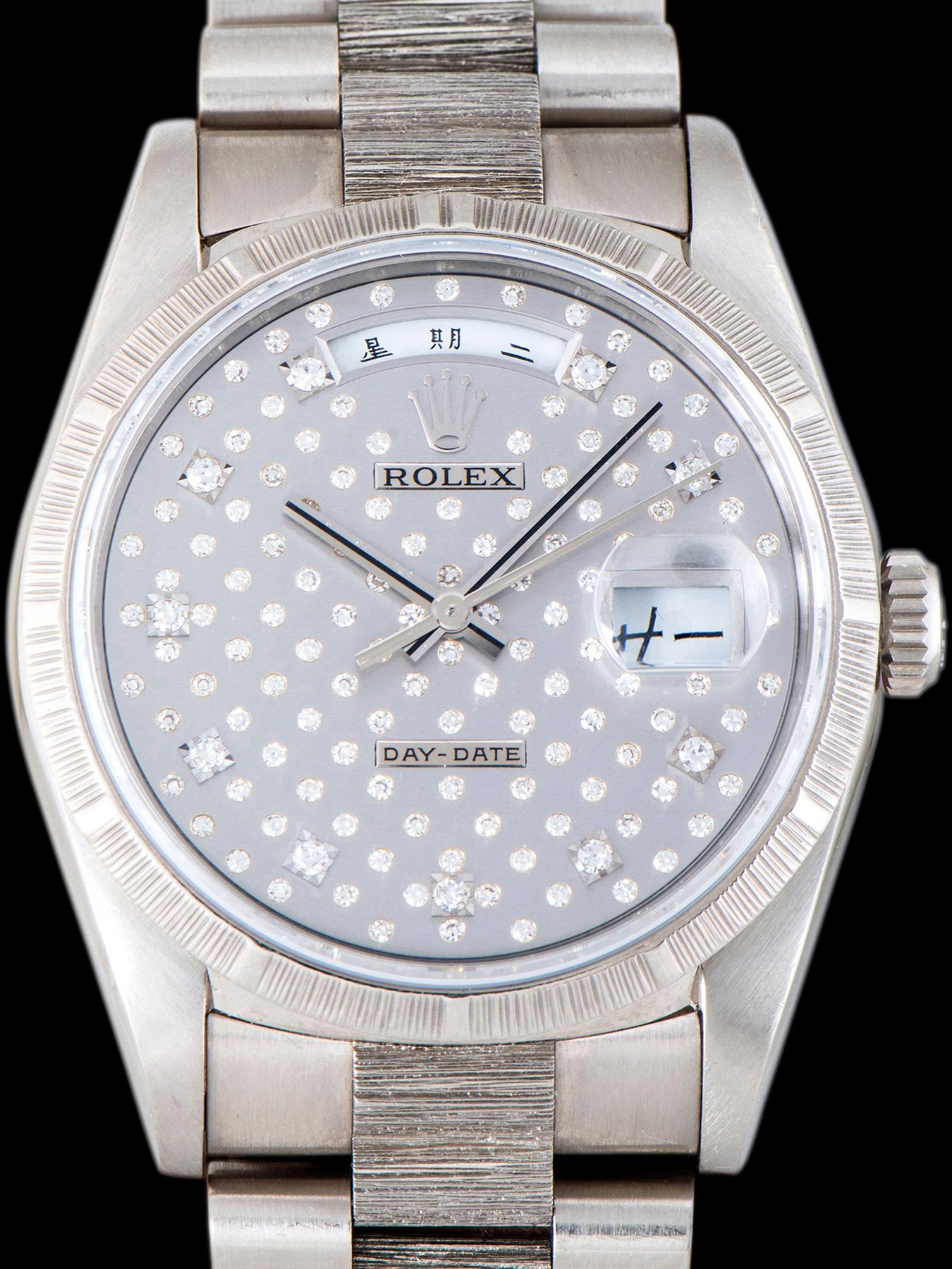 تصویر منبع؛ ساعت Rolex Day-Date رفرنس 18249 طلای سفید با پرداخت Bark و صفحه الماسنشان Pleiades، ۱۹۹۱