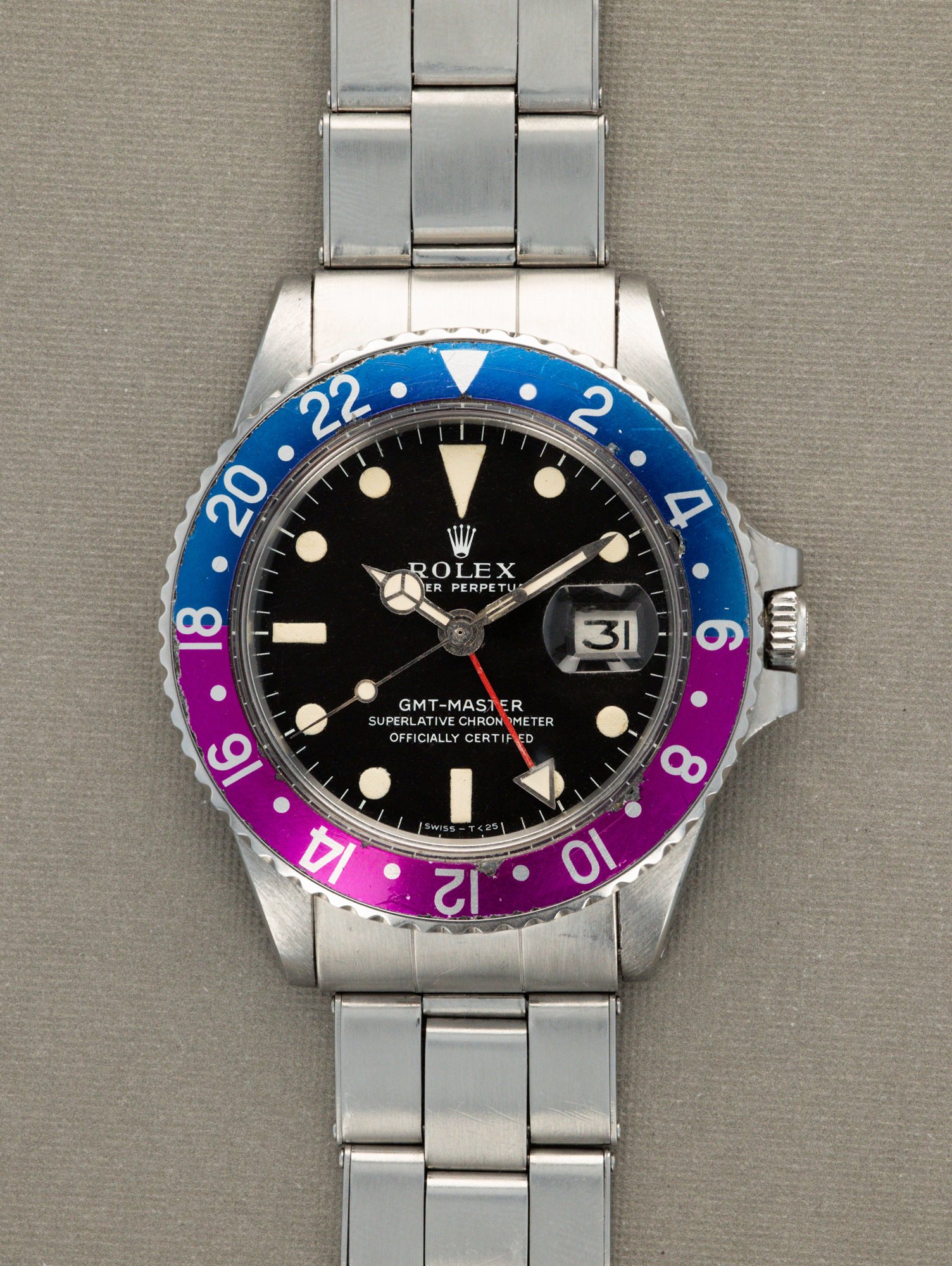 تصویر منبع؛ ساعت مچی Rolex GMT-Master رفرنس 1675 با بزل Fuchsia و صفحه MK1