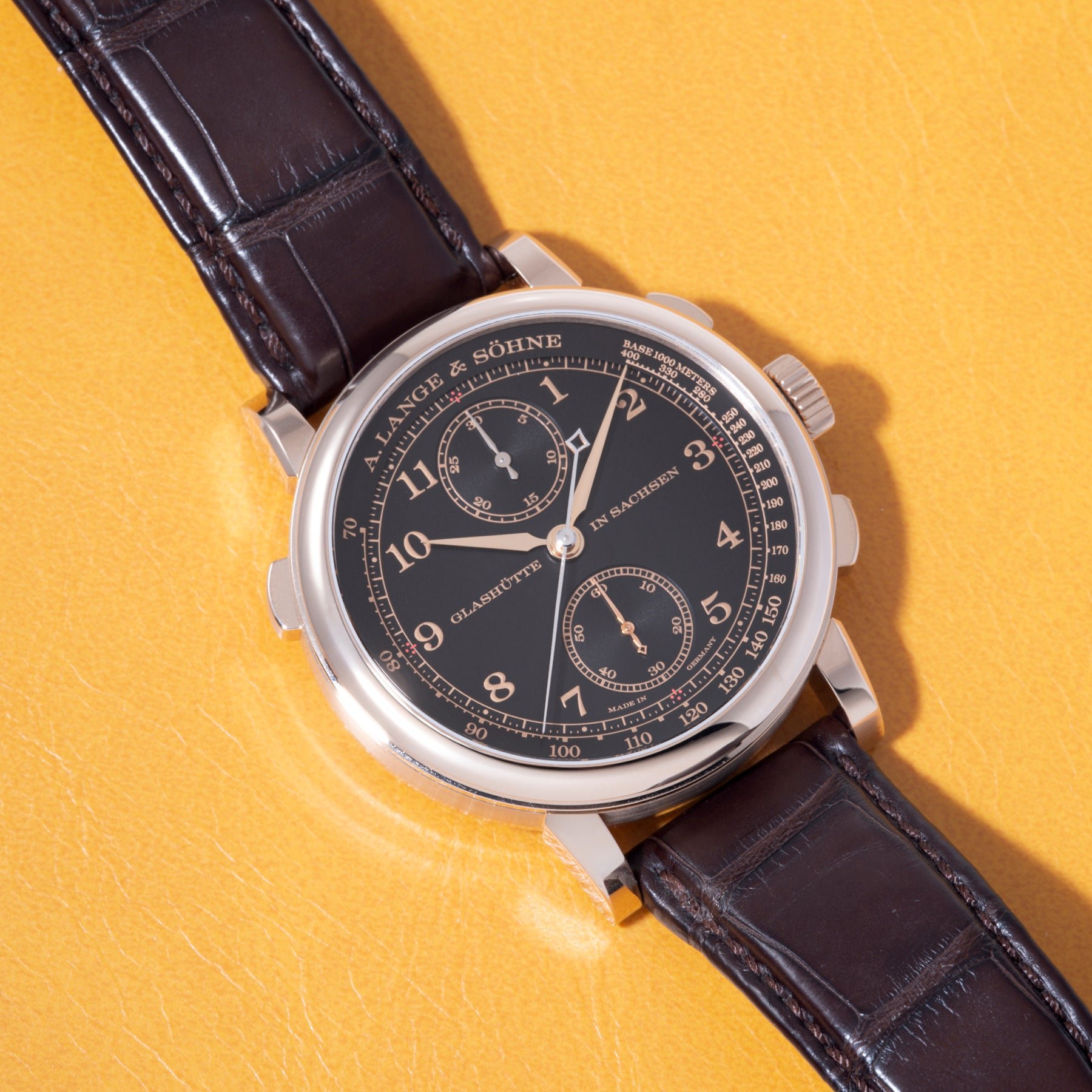 تصویر منبع؛ ساعت کرنوگراف راتراپانت A. Lange & Söhne 1815 رفرنس 425.050، نسخه محدود طلای عسلی