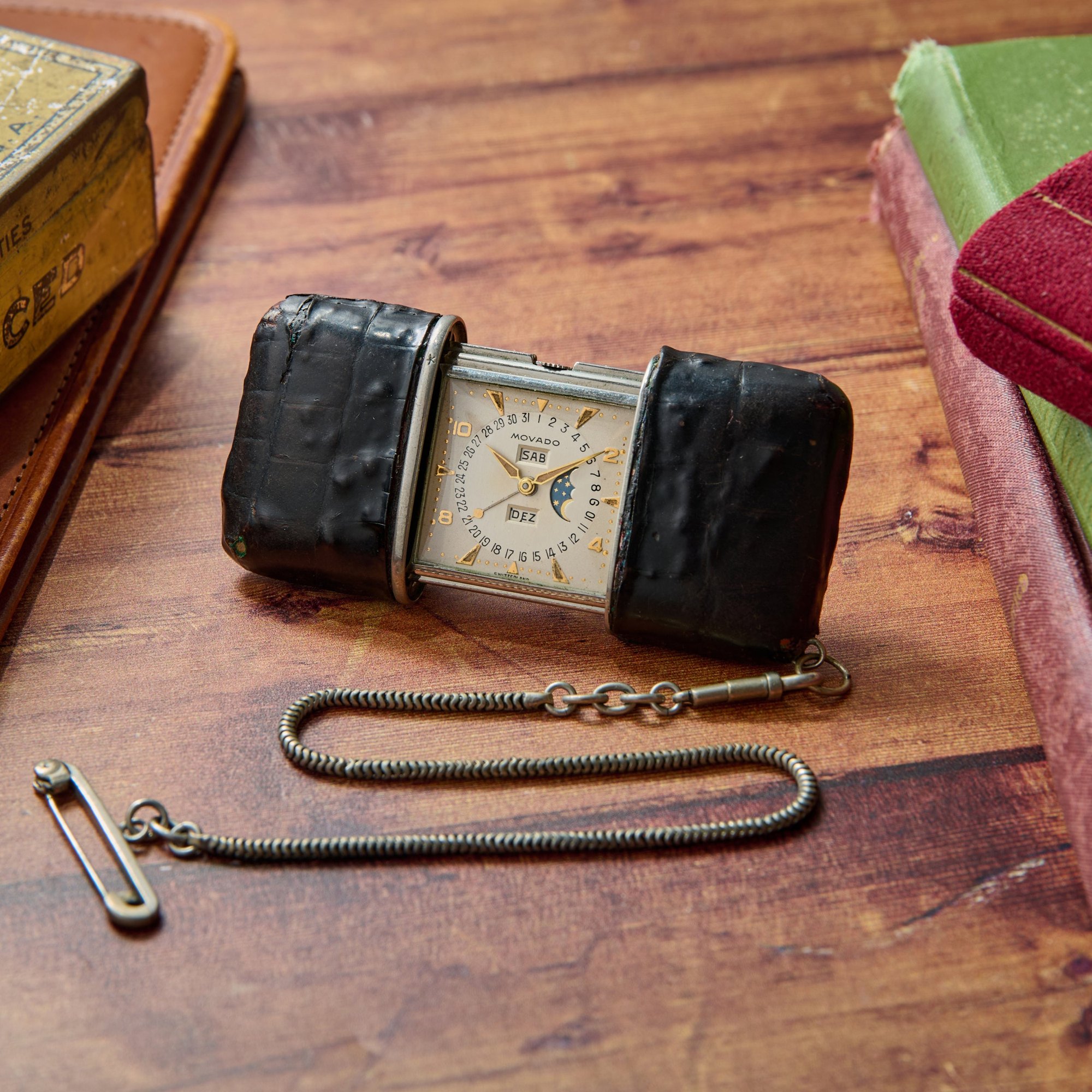 تصویر منبع؛ ساعت مسافرتی Movado Ermeto تقویم سهگانه و فاز ماه