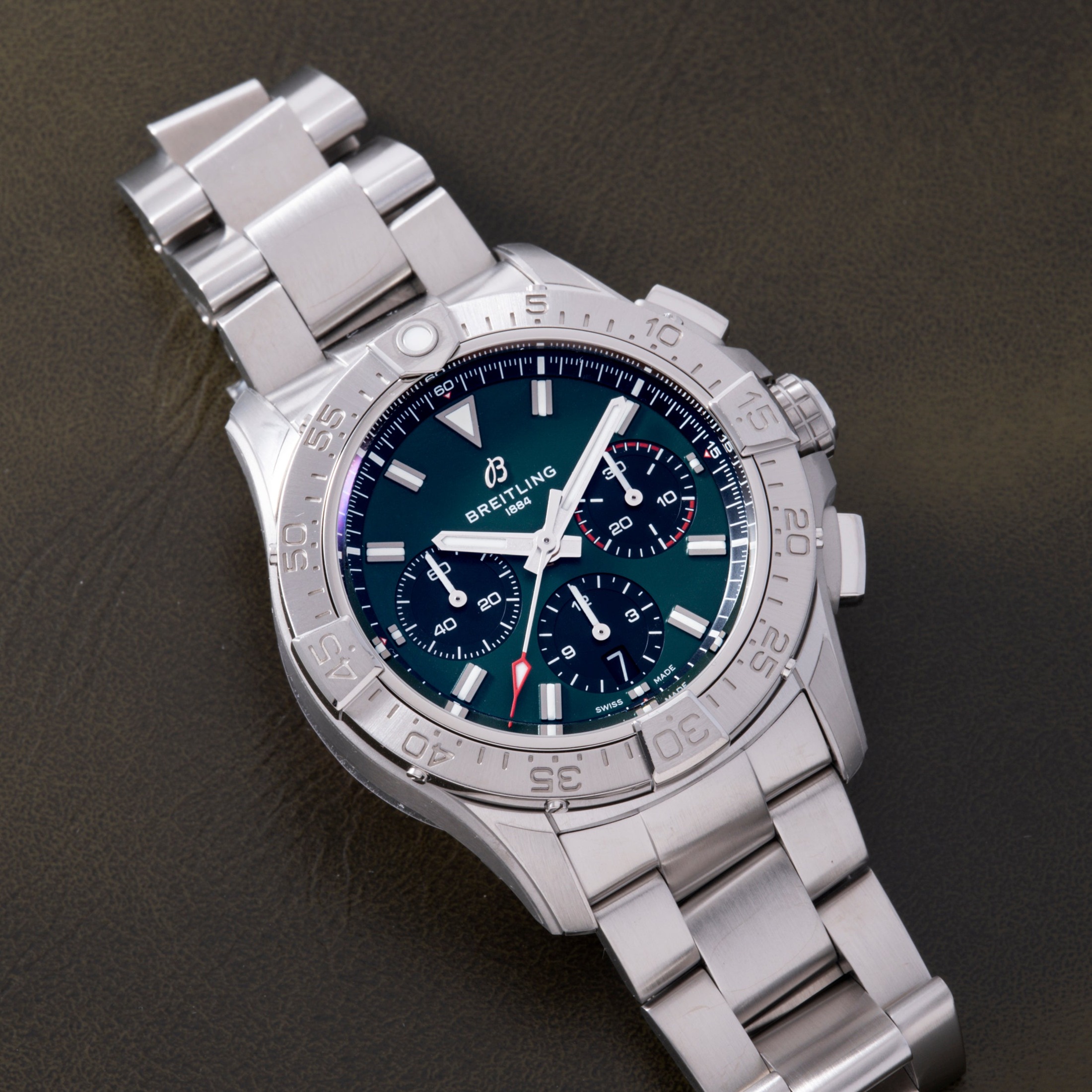 تصویر منبع؛ ساعت مچی Breitling Super Avenger B01 Chronograph 42