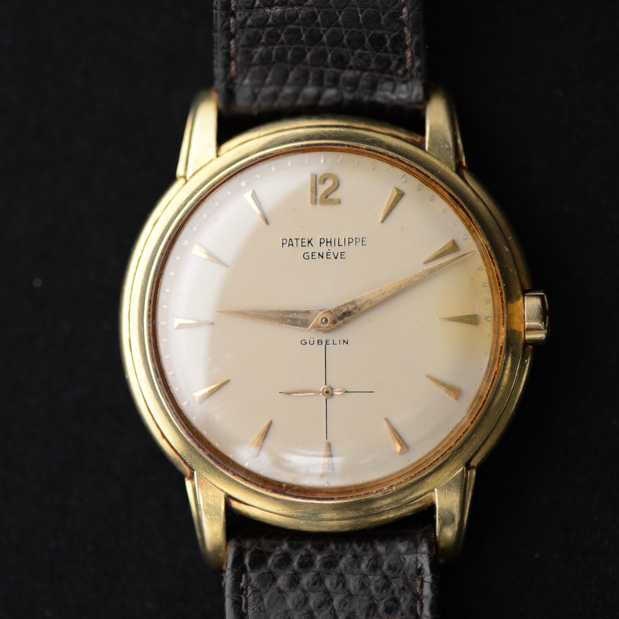 تصویر منبع؛ ساعت مچی Patek Philippe Calatrava Ref. 2551J با امضای دوگانه Gübelin حدود ۱۹۵۷
