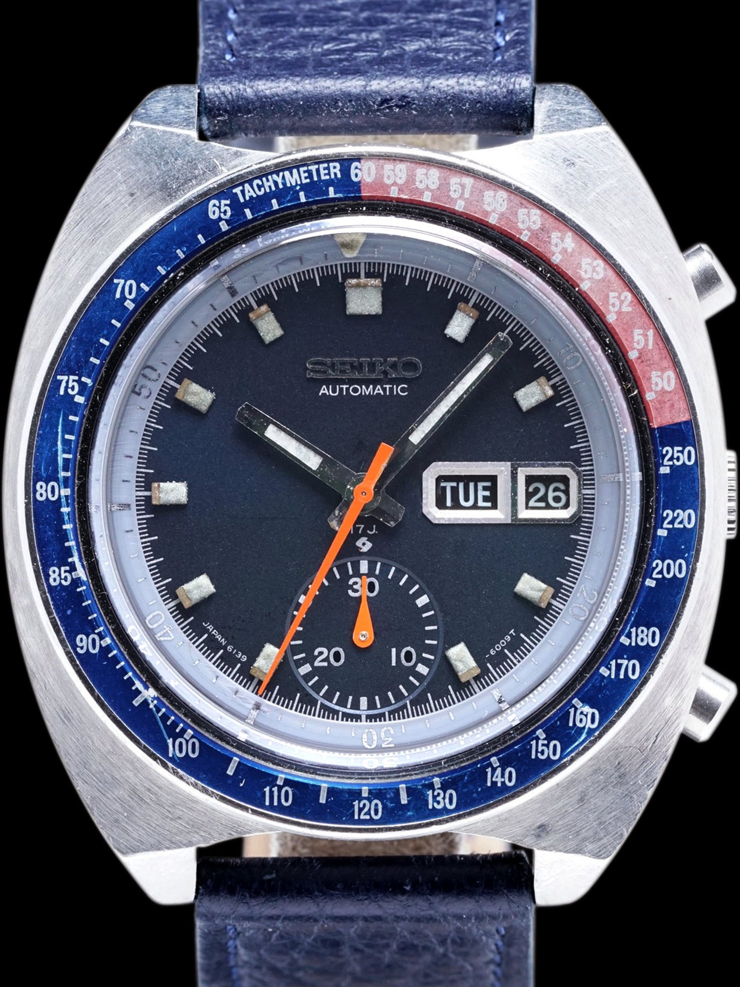 تصویر منبع؛ ساعت مچی کرنوگراف اتوماتیک Seiko مدل 6139-6005 معروف به Blue Pogue سال ۱۹۷۴