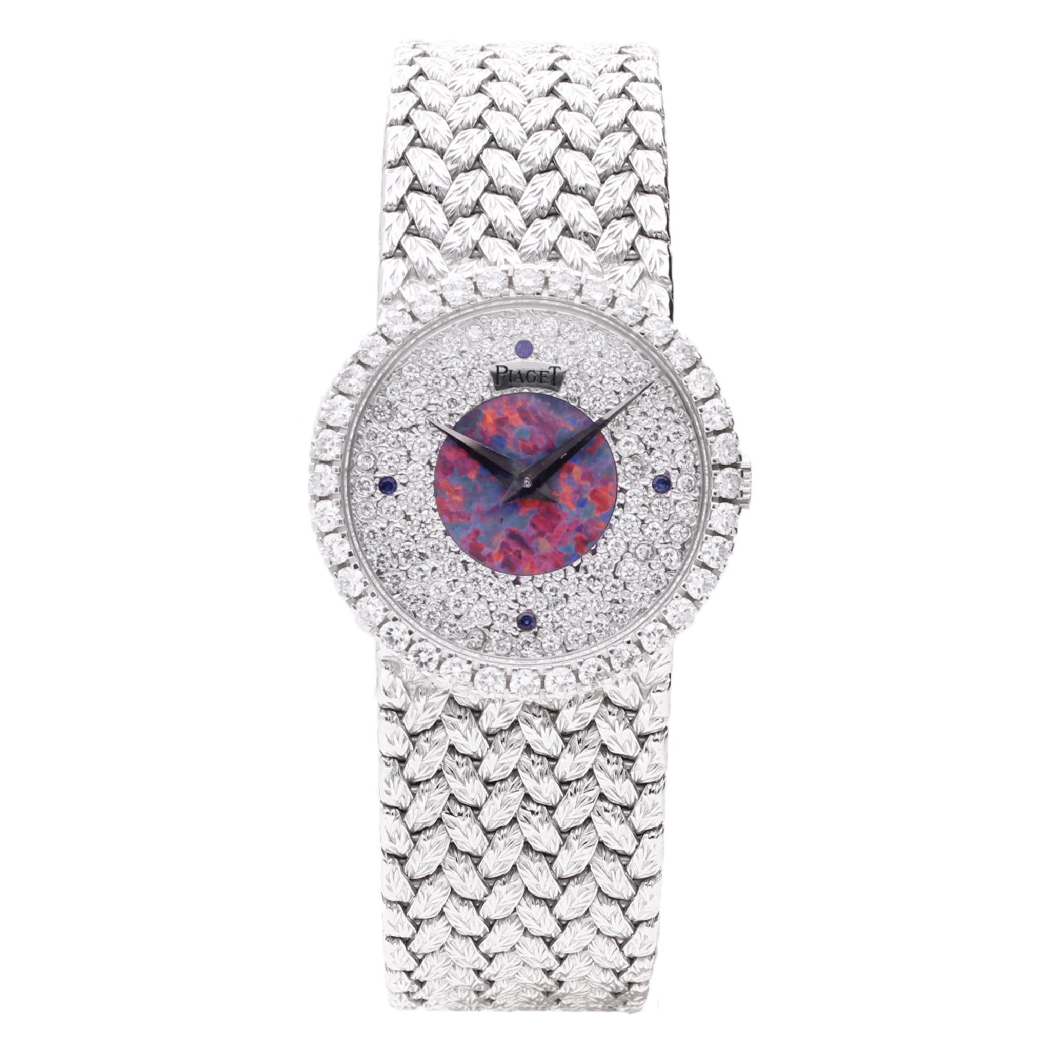 تصویر منبع؛ ساعت مچی دستبندی Piaget رفرنس 9706 D2 با طلای سفید ۱۸ عیار و صفحه اوپال و الماس، دهه ۱۹۷۰