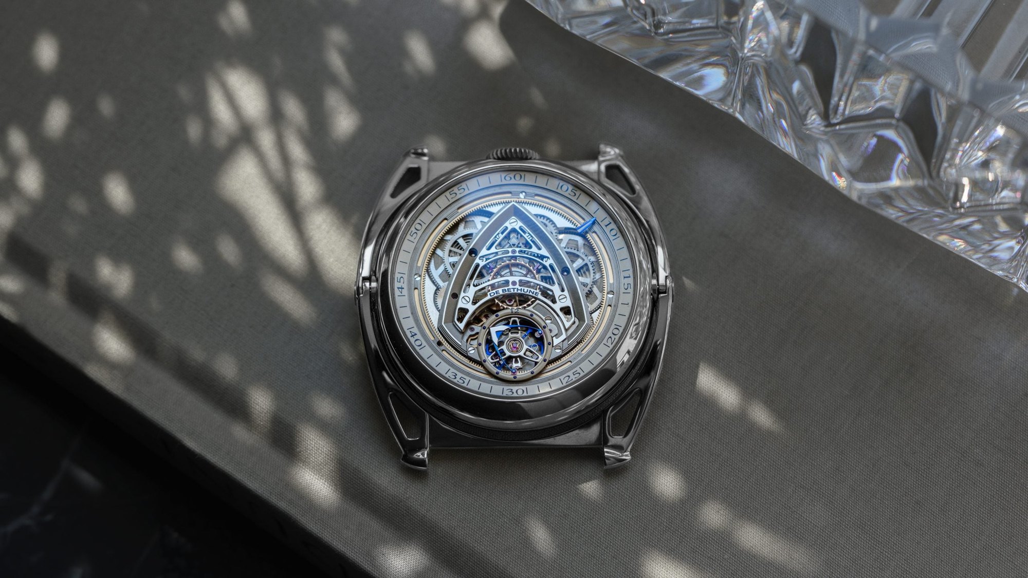 تصویر منبع؛ ساعت مچی De Bethune مدل DB Kind of Two Jumping GMT تیتانیوم
