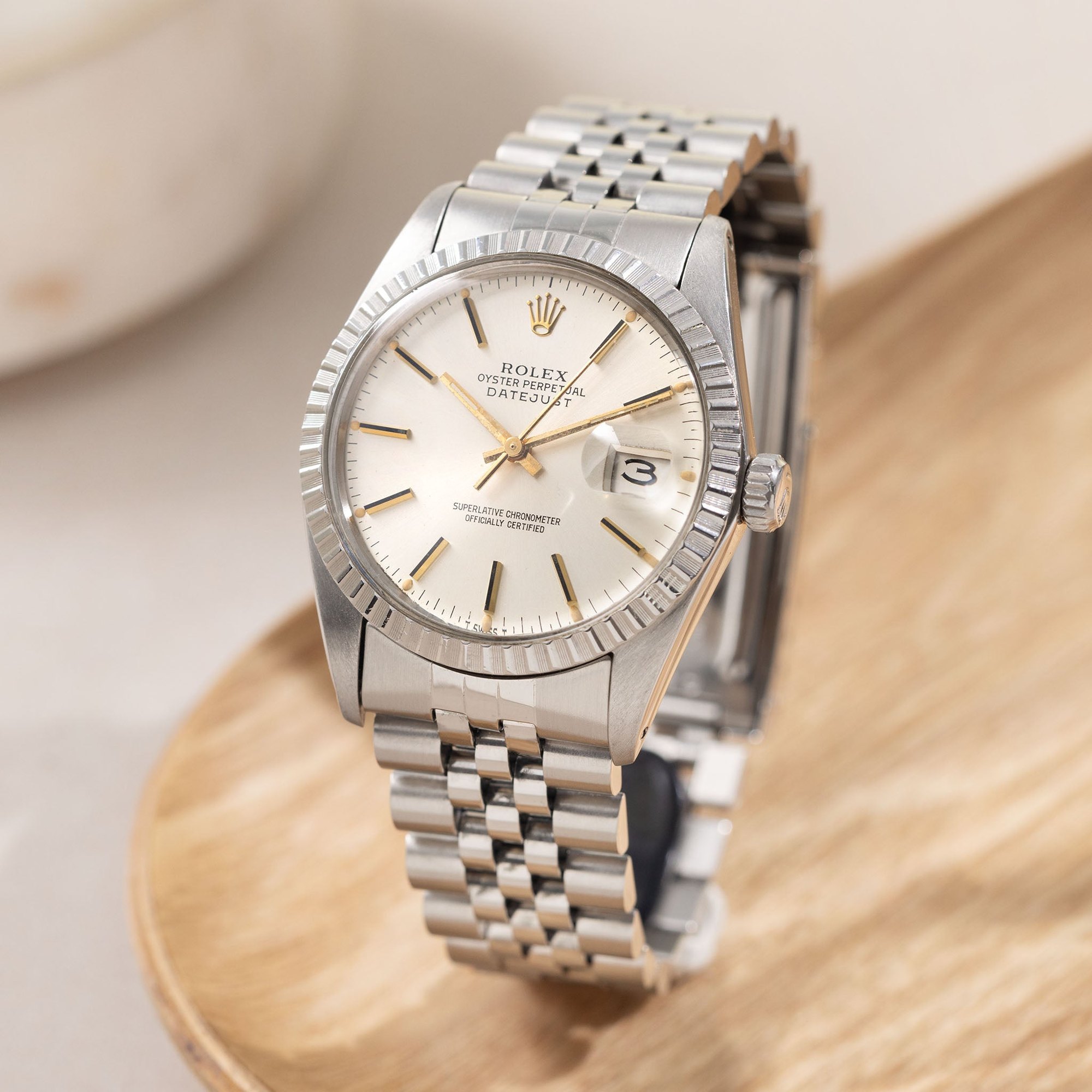 تصویر منبع؛ ساعت مچی Rolex Datejust رفرنس 16030 با صفحه نقرهای و نشانگرهای طلایی