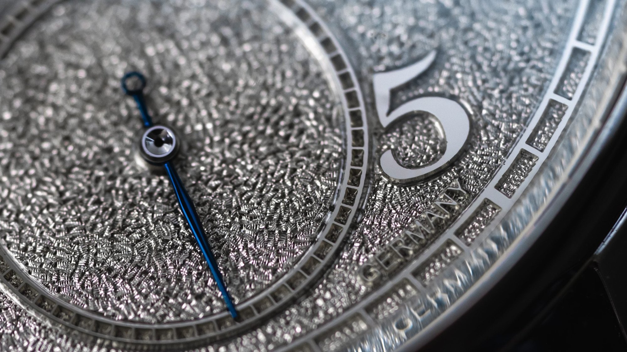 تصویر منبع؛ ساعت مچی Moritz Grossmann مدل Tremblage در قاب استیل