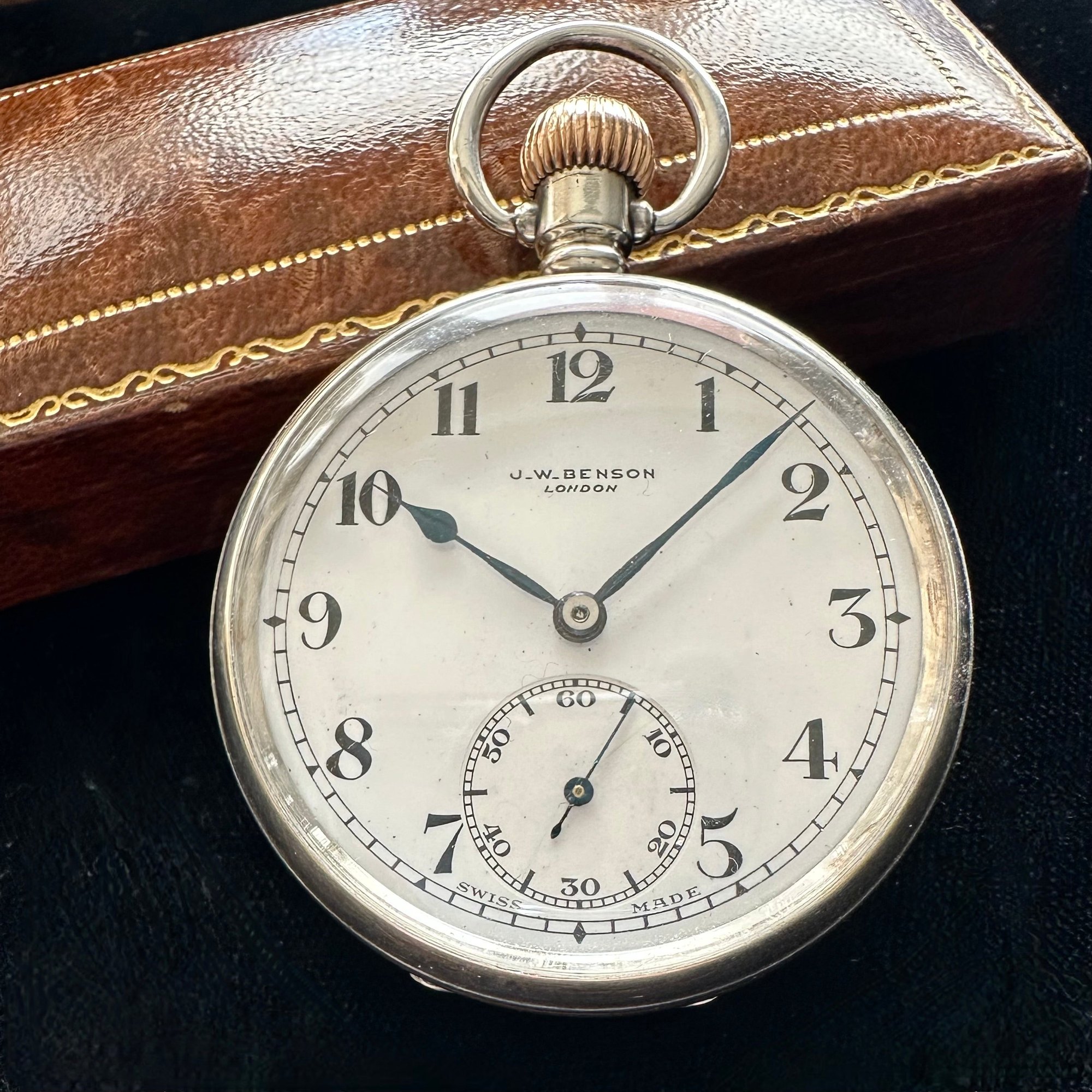 تصویر منبع؛ ساعت جیبی اوپنفیس J.W. Benson از جنس نقره استرلینگ دهه 1930