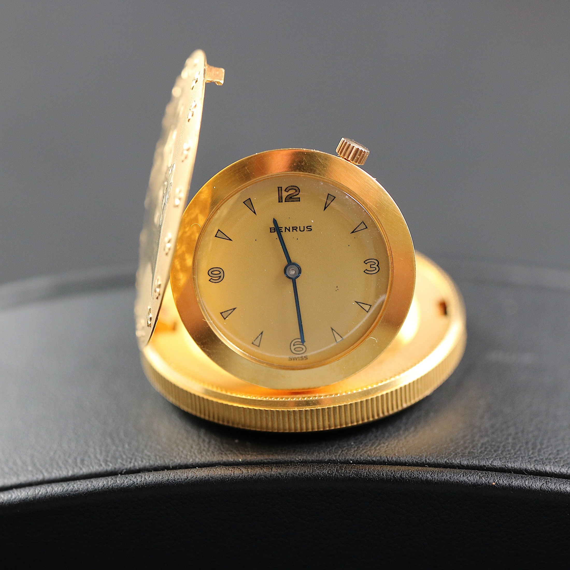 تصویر منبع؛ ساعت مسافرتی Benrus مدل Gold Coin Case از طلای ۱۸ عیار
