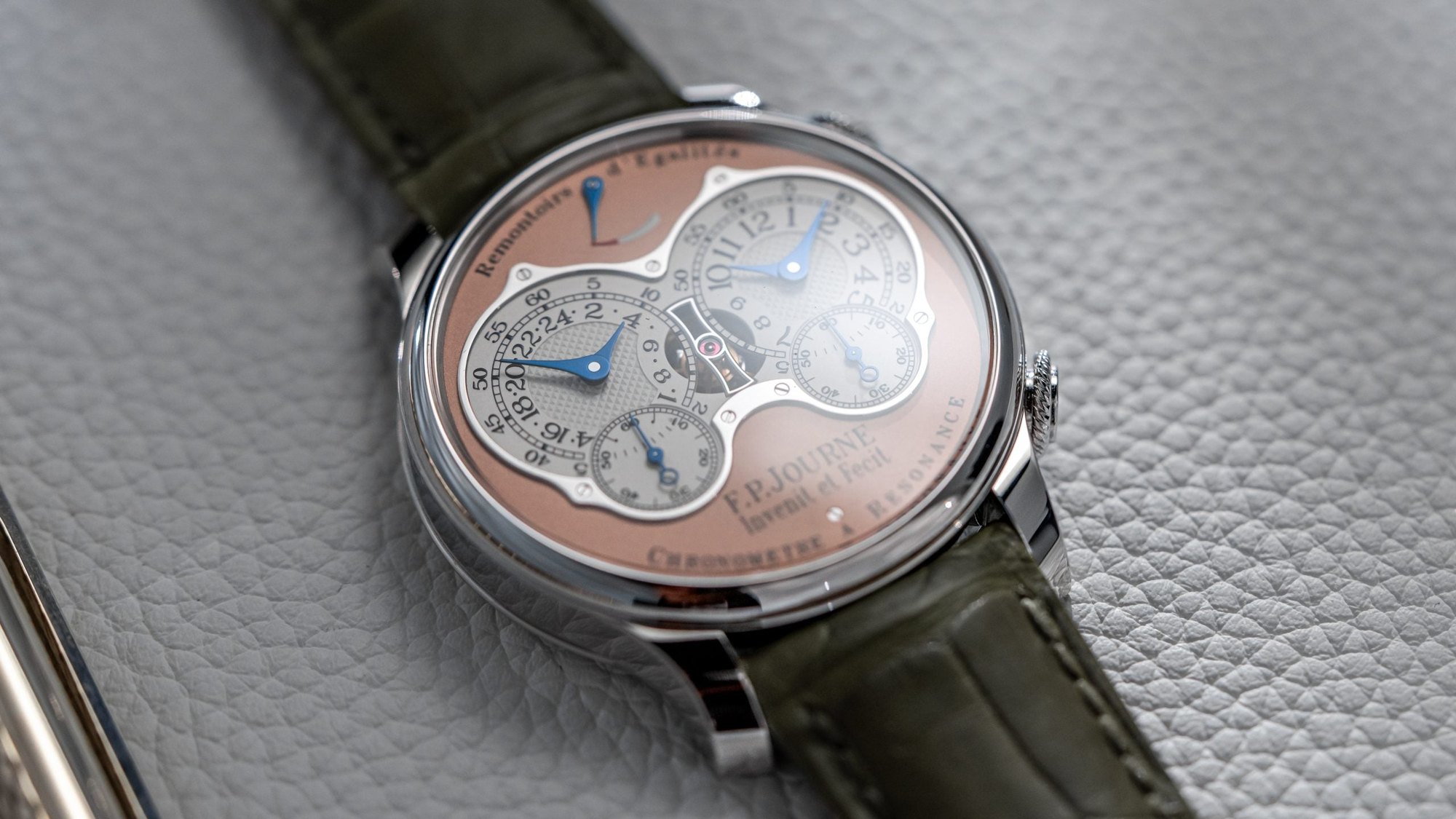 تصویر منبع؛ ساعت مچی F.P. Journe مدل Chronomètre à Résonance سری RQ پلاتین