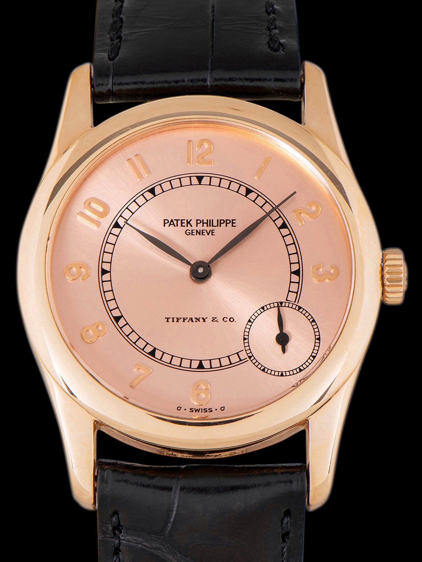 تصویر منبع؛ ساعت مچی Patek Philippe Calatrava دهه ۱۹۹۰، طلای رز ۱۸ عیار، رفرنس 5000R با صفحه صورتی «Tiffany & Co.»، جعبه و مدارک
