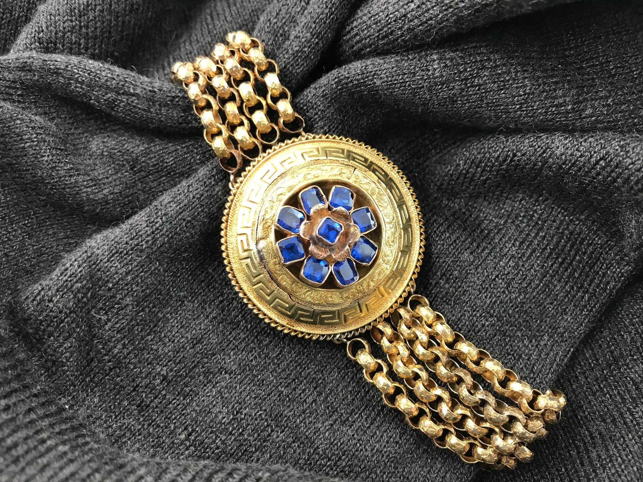 تصویر منبع؛ دستبند آنتیک ویکتوریایی Etruscan Revival با طلای ۱۹ عیار و یاقوت برمهای