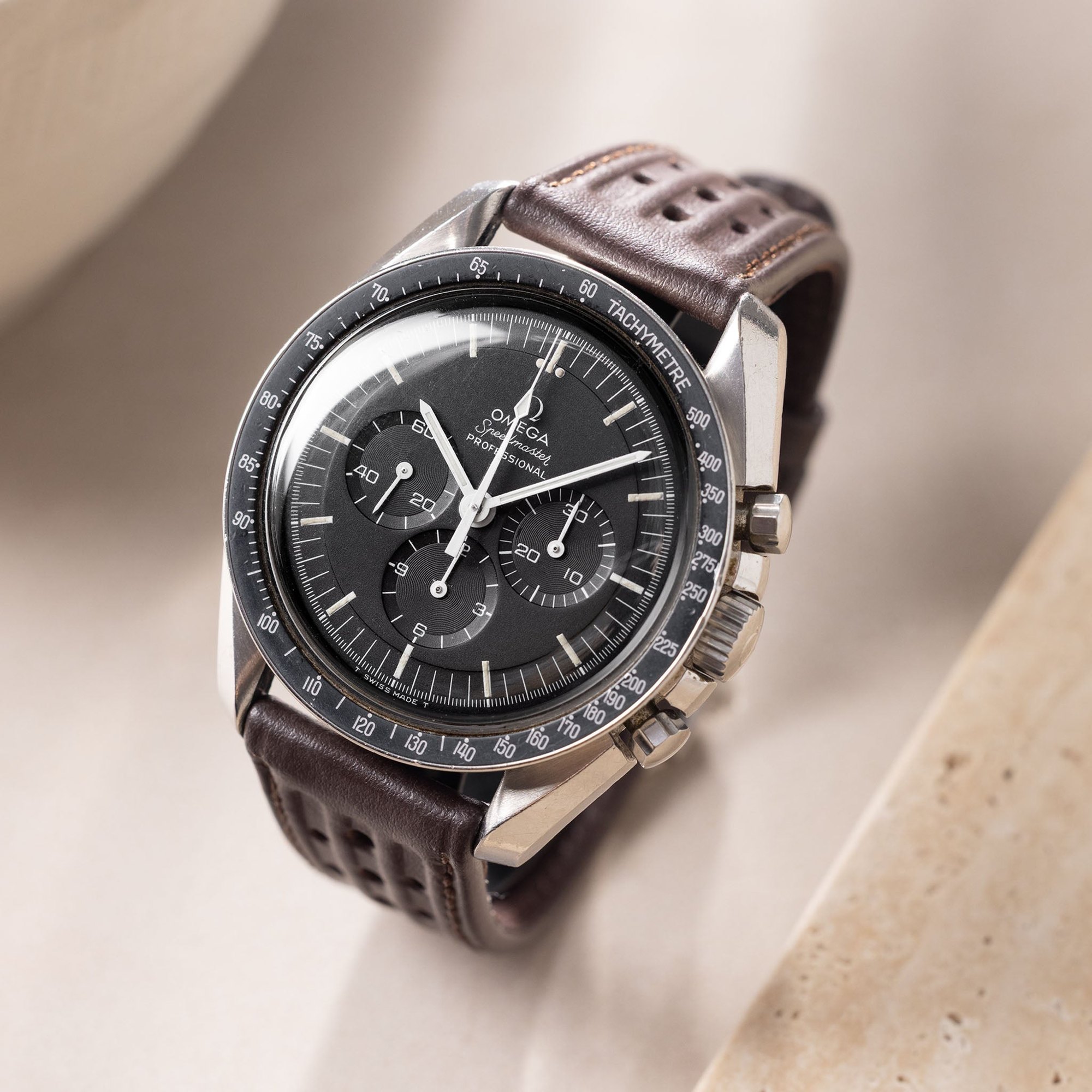 تصویر منبع؛ ساعت مچی کرنوگراف Omega Speedmaster Professional رفرنس 145.022 نسخه Straight Writing