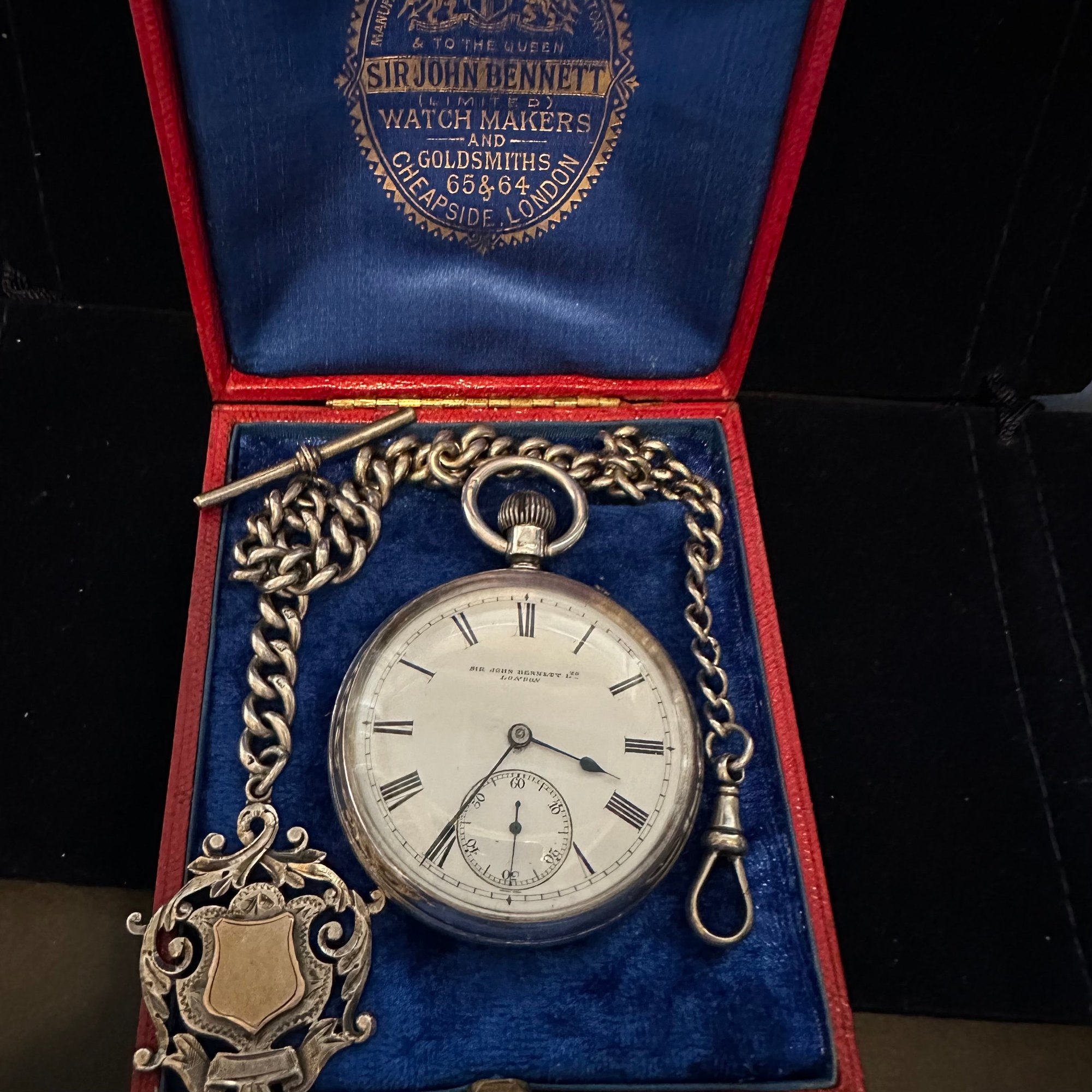 تصویر منبع؛ ساعت جیبی نقره استرلینگ Sir John Bennett سال ۱۹۱۰ به همراه زنجیر و جعبه