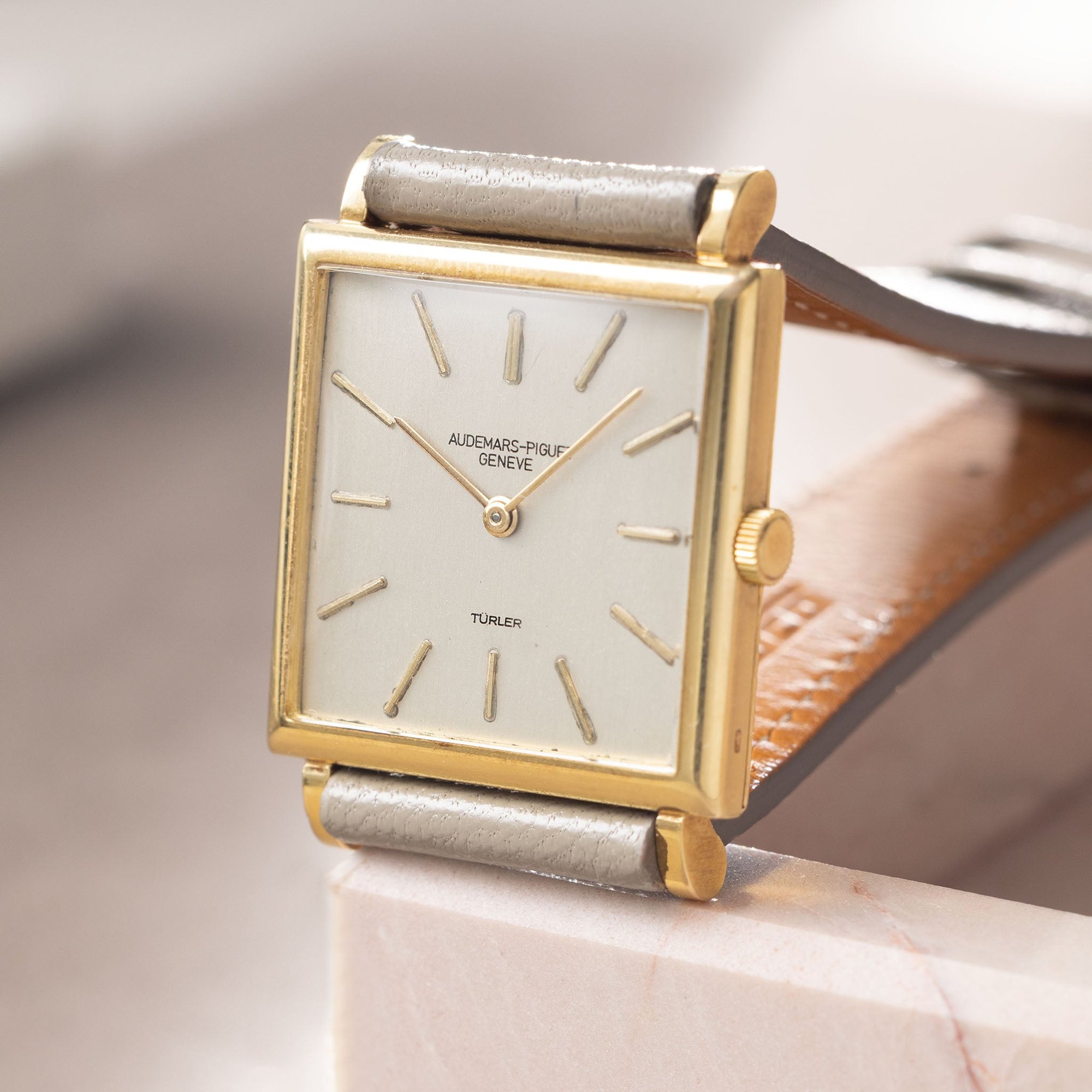تصویر منبع؛ ساعت مچی رسمی Audemars Piguet با قاب مربعی طلا ۱۸ عیار و امضای دوگانه Türler