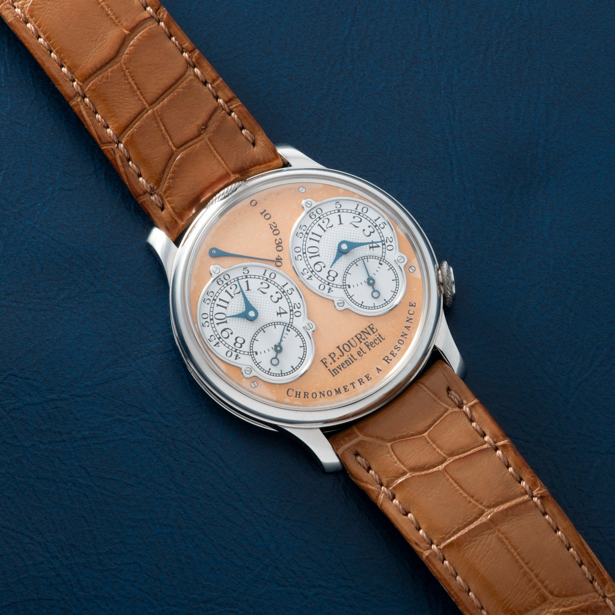 تصویر منبع؛ ساعت مچی پلاتینی F.P. Journe Chronomètre à Résonance با موتور برنجی